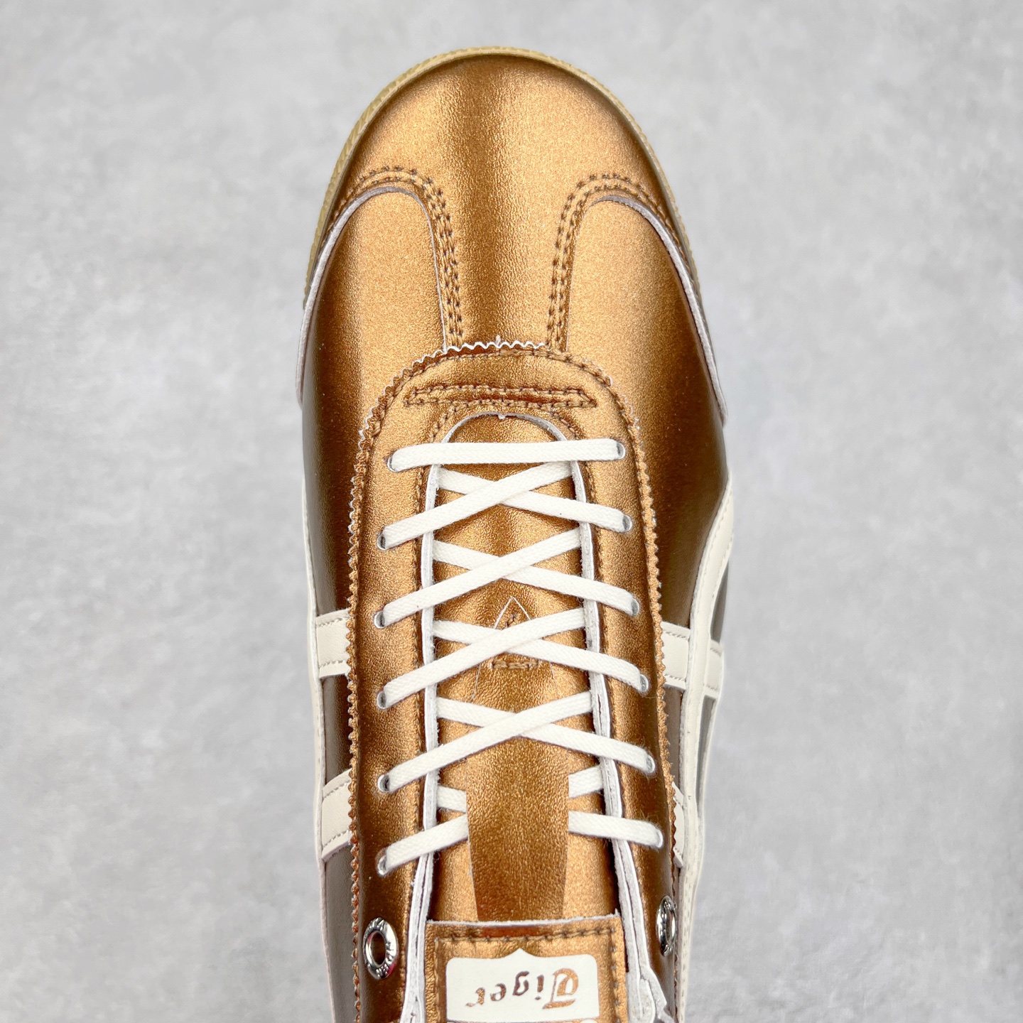 图片[4]-＃C版 Asics Onitsuka Tiger MEXICO 66 亚瑟士鬼冢虎复古经典板鞋 CNY 龙年限定 白红 市场王者选手 海外订单工厂出品 长期生产补货永不断码 超成熟稳定的做工品控 原装全套纸板楦头开发 原汁原味 完美呈现版型 私模正确鞋底咬花纹路 一比一鞋头弧度高度鞋身弧度 绝不口嗨 细节品控鞋型随意秒杀市面 原档咬花纹路私模大底 一个单元有六个三角形 总体形拼接呈现花瓣状 官方四联吊牌 原装Ortholite轻量化鞋垫 原盒原配 质保卡 说明书 钢印防尘纸 纸板中底带钢印 乳胶组合鞋垫 支持全方位的对比专柜 产品从款式颜色造型上体现出追求舒适和细节的完美 鞋类更是推崇手工制作的严谨与完美 融舒适性与可穿性的设计风格 注重细节的完美和别致魅力 既保持稳重 又不失轻松的时尚感 尺码：36 37 37.5 38 39 39.5 40 40.5 41.5 42 42.5 43.5 44 45-选品中心