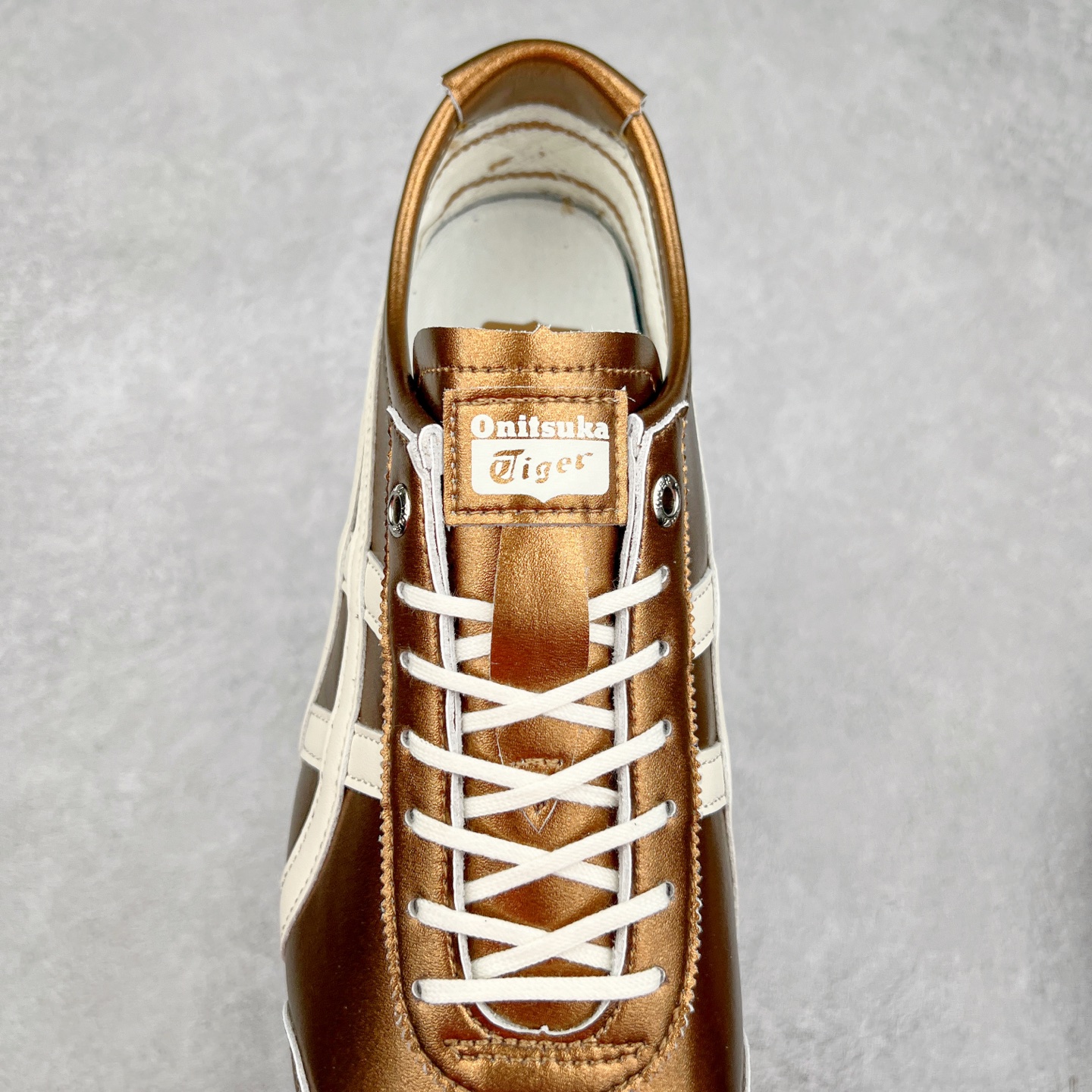 图片[5]-＃C版 Asics Onitsuka Tiger MEXICO 66 亚瑟士鬼冢虎复古经典板鞋 CNY 龙年限定 白红 市场王者选手 海外订单工厂出品 长期生产补货永不断码 超成熟稳定的做工品控 原装全套纸板楦头开发 原汁原味 完美呈现版型 私模正确鞋底咬花纹路 一比一鞋头弧度高度鞋身弧度 绝不口嗨 细节品控鞋型随意秒杀市面 原档咬花纹路私模大底 一个单元有六个三角形 总体形拼接呈现花瓣状 官方四联吊牌 原装Ortholite轻量化鞋垫 原盒原配 质保卡 说明书 钢印防尘纸 纸板中底带钢印 乳胶组合鞋垫 支持全方位的对比专柜 产品从款式颜色造型上体现出追求舒适和细节的完美 鞋类更是推崇手工制作的严谨与完美 融舒适性与可穿性的设计风格 注重细节的完美和别致魅力 既保持稳重 又不失轻松的时尚感 尺码：36 37 37.5 38 39 39.5 40 40.5 41.5 42 42.5 43.5 44 45-选品中心