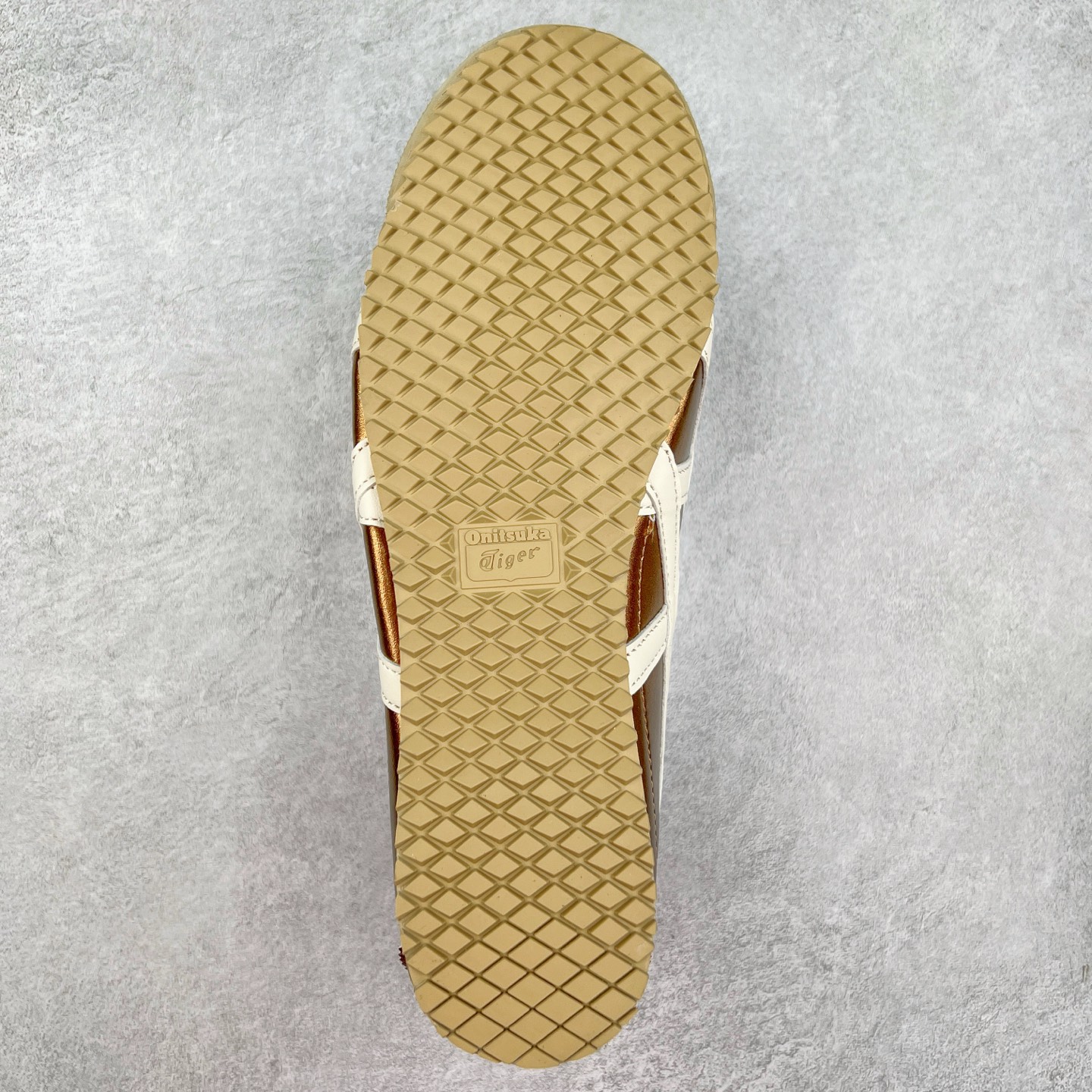 图片[9]-＃C版 Asics Onitsuka Tiger MEXICO 66 亚瑟士鬼冢虎复古经典板鞋 CNY 龙年限定 白红 市场王者选手 海外订单工厂出品 长期生产补货永不断码 超成熟稳定的做工品控 原装全套纸板楦头开发 原汁原味 完美呈现版型 私模正确鞋底咬花纹路 一比一鞋头弧度高度鞋身弧度 绝不口嗨 细节品控鞋型随意秒杀市面 原档咬花纹路私模大底 一个单元有六个三角形 总体形拼接呈现花瓣状 官方四联吊牌 原装Ortholite轻量化鞋垫 原盒原配 质保卡 说明书 钢印防尘纸 纸板中底带钢印 乳胶组合鞋垫 支持全方位的对比专柜 产品从款式颜色造型上体现出追求舒适和细节的完美 鞋类更是推崇手工制作的严谨与完美 融舒适性与可穿性的设计风格 注重细节的完美和别致魅力 既保持稳重 又不失轻松的时尚感 尺码：36 37 37.5 38 39 39.5 40 40.5 41.5 42 42.5 43.5 44 45-选品中心