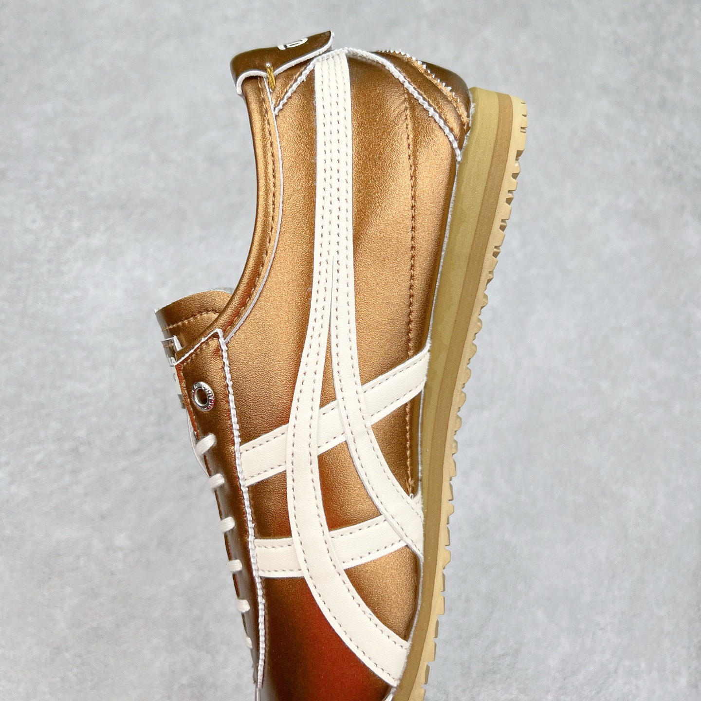 图片[7]-＃C版 Asics Onitsuka Tiger MEXICO 66 亚瑟士鬼冢虎复古经典板鞋 CNY 龙年限定 白红 市场王者选手 海外订单工厂出品 长期生产补货永不断码 超成熟稳定的做工品控 原装全套纸板楦头开发 原汁原味 完美呈现版型 私模正确鞋底咬花纹路 一比一鞋头弧度高度鞋身弧度 绝不口嗨 细节品控鞋型随意秒杀市面 原档咬花纹路私模大底 一个单元有六个三角形 总体形拼接呈现花瓣状 官方四联吊牌 原装Ortholite轻量化鞋垫 原盒原配 质保卡 说明书 钢印防尘纸 纸板中底带钢印 乳胶组合鞋垫 支持全方位的对比专柜 产品从款式颜色造型上体现出追求舒适和细节的完美 鞋类更是推崇手工制作的严谨与完美 融舒适性与可穿性的设计风格 注重细节的完美和别致魅力 既保持稳重 又不失轻松的时尚感 尺码：36 37 37.5 38 39 39.5 40 40.5 41.5 42 42.5 43.5 44 45-选品中心