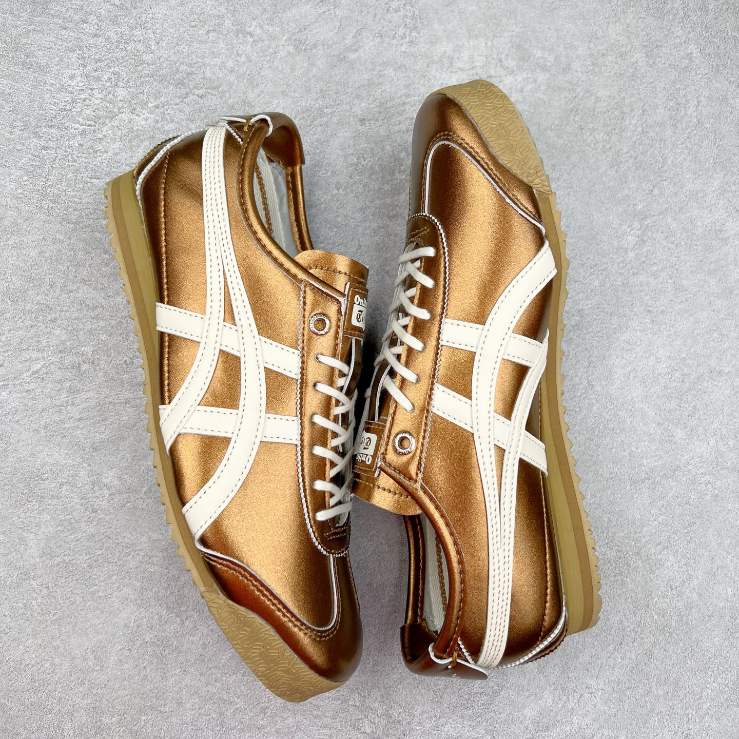 图片[3]-＃C版 Asics Onitsuka Tiger MEXICO 66 亚瑟士鬼冢虎复古经典板鞋 CNY 龙年限定 白红 市场王者选手 海外订单工厂出品 长期生产补货永不断码 超成熟稳定的做工品控 原装全套纸板楦头开发 原汁原味 完美呈现版型 私模正确鞋底咬花纹路 一比一鞋头弧度高度鞋身弧度 绝不口嗨 细节品控鞋型随意秒杀市面 原档咬花纹路私模大底 一个单元有六个三角形 总体形拼接呈现花瓣状 官方四联吊牌 原装Ortholite轻量化鞋垫 原盒原配 质保卡 说明书 钢印防尘纸 纸板中底带钢印 乳胶组合鞋垫 支持全方位的对比专柜 产品从款式颜色造型上体现出追求舒适和细节的完美 鞋类更是推崇手工制作的严谨与完美 融舒适性与可穿性的设计风格 注重细节的完美和别致魅力 既保持稳重 又不失轻松的时尚感 尺码：36 37 37.5 38 39 39.5 40 40.5 41.5 42 42.5 43.5 44 45-选品中心