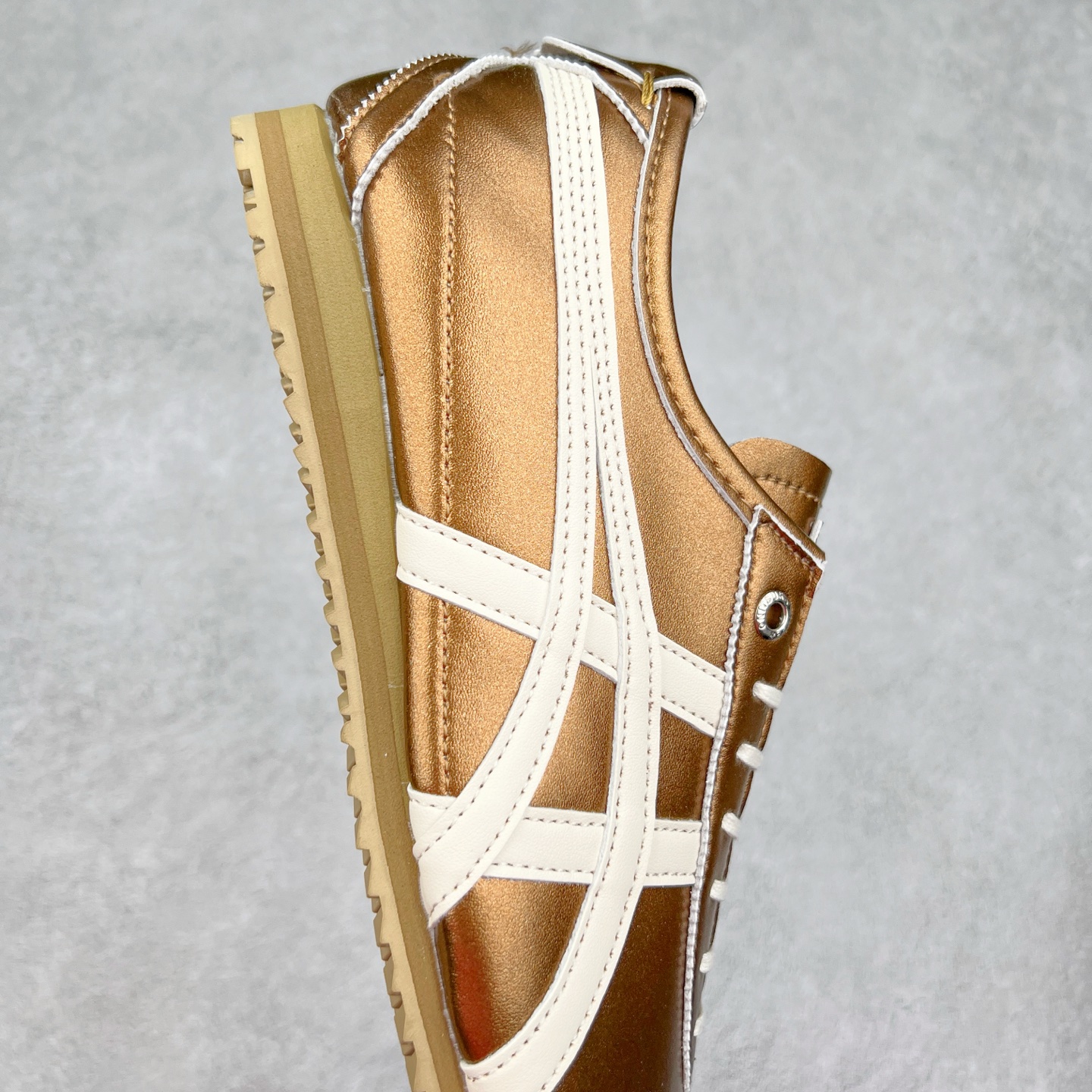 图片[6]-＃C版 Asics Onitsuka Tiger MEXICO 66 亚瑟士鬼冢虎复古经典板鞋 CNY 龙年限定 白红 市场王者选手 海外订单工厂出品 长期生产补货永不断码 超成熟稳定的做工品控 原装全套纸板楦头开发 原汁原味 完美呈现版型 私模正确鞋底咬花纹路 一比一鞋头弧度高度鞋身弧度 绝不口嗨 细节品控鞋型随意秒杀市面 原档咬花纹路私模大底 一个单元有六个三角形 总体形拼接呈现花瓣状 官方四联吊牌 原装Ortholite轻量化鞋垫 原盒原配 质保卡 说明书 钢印防尘纸 纸板中底带钢印 乳胶组合鞋垫 支持全方位的对比专柜 产品从款式颜色造型上体现出追求舒适和细节的完美 鞋类更是推崇手工制作的严谨与完美 融舒适性与可穿性的设计风格 注重细节的完美和别致魅力 既保持稳重 又不失轻松的时尚感 尺码：36 37 37.5 38 39 39.5 40 40.5 41.5 42 42.5 43.5 44 45-选品中心