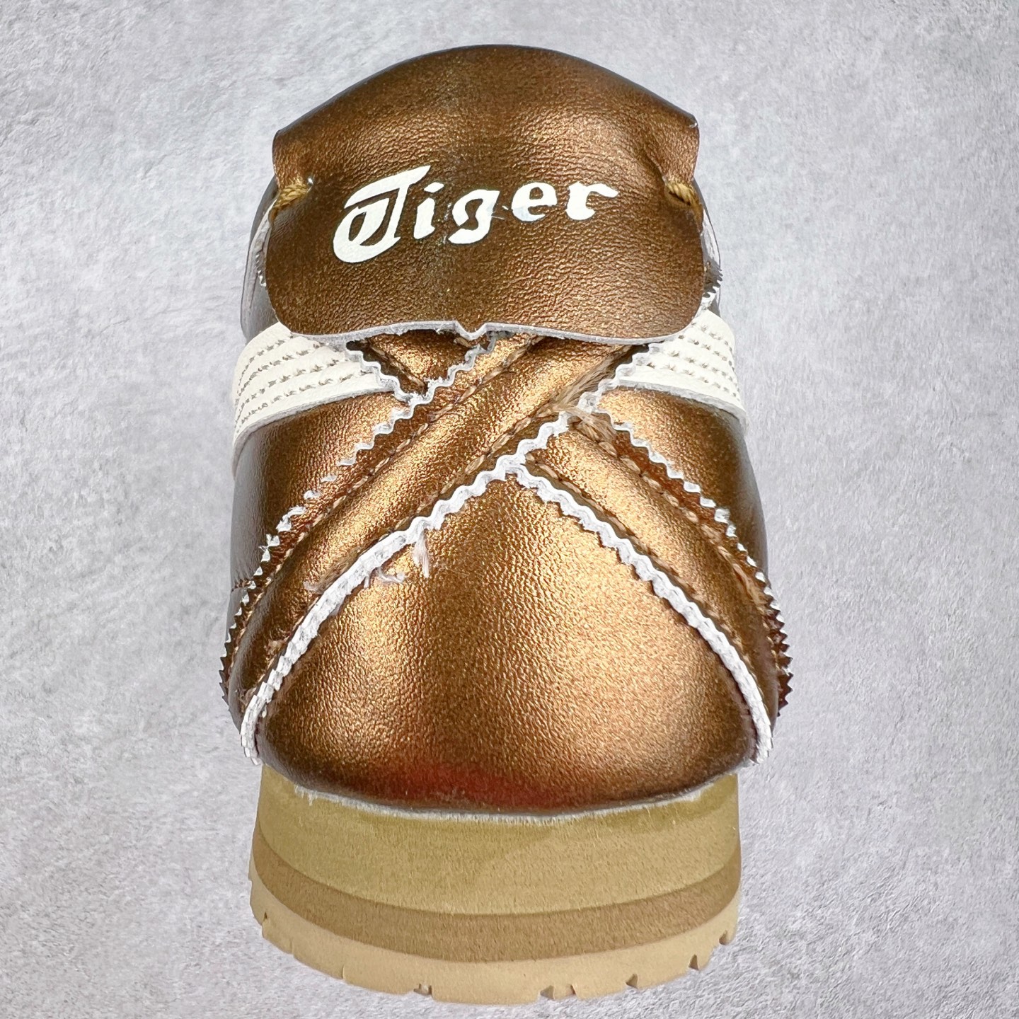 图片[8]-＃C版 Asics Onitsuka Tiger MEXICO 66 亚瑟士鬼冢虎复古经典板鞋 CNY 龙年限定 白红 市场王者选手 海外订单工厂出品 长期生产补货永不断码 超成熟稳定的做工品控 原装全套纸板楦头开发 原汁原味 完美呈现版型 私模正确鞋底咬花纹路 一比一鞋头弧度高度鞋身弧度 绝不口嗨 细节品控鞋型随意秒杀市面 原档咬花纹路私模大底 一个单元有六个三角形 总体形拼接呈现花瓣状 官方四联吊牌 原装Ortholite轻量化鞋垫 原盒原配 质保卡 说明书 钢印防尘纸 纸板中底带钢印 乳胶组合鞋垫 支持全方位的对比专柜 产品从款式颜色造型上体现出追求舒适和细节的完美 鞋类更是推崇手工制作的严谨与完美 融舒适性与可穿性的设计风格 注重细节的完美和别致魅力 既保持稳重 又不失轻松的时尚感 尺码：36 37 37.5 38 39 39.5 40 40.5 41.5 42 42.5 43.5 44 45-选品中心