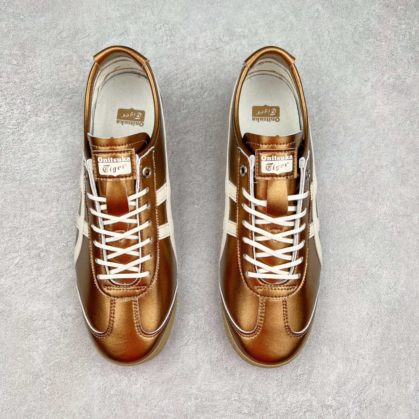 图片[2]-＃C版 Asics Onitsuka Tiger MEXICO 66 亚瑟士鬼冢虎复古经典板鞋 CNY 龙年限定 白红 市场王者选手 海外订单工厂出品 长期生产补货永不断码 超成熟稳定的做工品控 原装全套纸板楦头开发 原汁原味 完美呈现版型 私模正确鞋底咬花纹路 一比一鞋头弧度高度鞋身弧度 绝不口嗨 细节品控鞋型随意秒杀市面 原档咬花纹路私模大底 一个单元有六个三角形 总体形拼接呈现花瓣状 官方四联吊牌 原装Ortholite轻量化鞋垫 原盒原配 质保卡 说明书 钢印防尘纸 纸板中底带钢印 乳胶组合鞋垫 支持全方位的对比专柜 产品从款式颜色造型上体现出追求舒适和细节的完美 鞋类更是推崇手工制作的严谨与完美 融舒适性与可穿性的设计风格 注重细节的完美和别致魅力 既保持稳重 又不失轻松的时尚感 尺码：36 37 37.5 38 39 39.5 40 40.5 41.5 42 42.5 43.5 44 45-选品中心