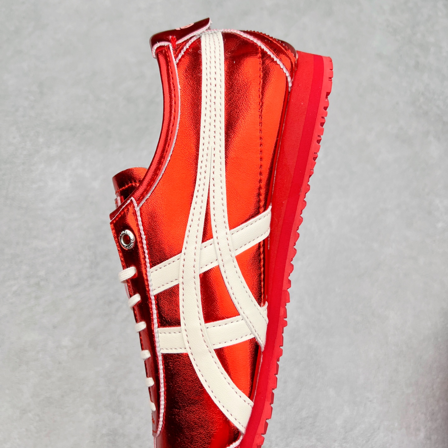 图片[7]-＃C版 Asics Onitsuka Tiger MEXICO 66 亚瑟士鬼冢虎复古经典板鞋 CNY 龙年限定 白红 市场王者选手 海外订单工厂出品 长期生产补货永不断码 超成熟稳定的做工品控 原装全套纸板楦头开发 原汁原味 完美呈现版型 私模正确鞋底咬花纹路 一比一鞋头弧度高度鞋身弧度 绝不口嗨 细节品控鞋型随意秒杀市面 原档咬花纹路私模大底 一个单元有六个三角形 总体形拼接呈现花瓣状 官方四联吊牌 原装Ortholite轻量化鞋垫 原盒原配 质保卡 说明书 钢印防尘纸 纸板中底带钢印 乳胶组合鞋垫 支持全方位的对比专柜 产品从款式颜色造型上体现出追求舒适和细节的完美 鞋类更是推崇手工制作的严谨与完美 融舒适性与可穿性的设计风格 注重细节的完美和别致魅力 既保持稳重 又不失轻松的时尚感 尺码：36 37 37.5 38 39 39.5 40 40.5 41.5 42 42.5 43.5 44 45-选品中心