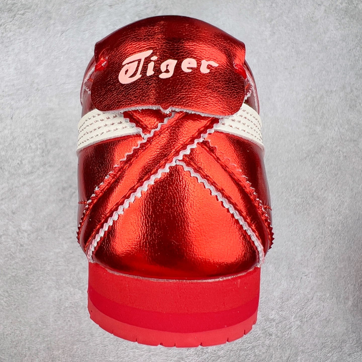 图片[8]-＃C版 Asics Onitsuka Tiger MEXICO 66 亚瑟士鬼冢虎复古经典板鞋 CNY 龙年限定 白红 市场王者选手 海外订单工厂出品 长期生产补货永不断码 超成熟稳定的做工品控 原装全套纸板楦头开发 原汁原味 完美呈现版型 私模正确鞋底咬花纹路 一比一鞋头弧度高度鞋身弧度 绝不口嗨 细节品控鞋型随意秒杀市面 原档咬花纹路私模大底 一个单元有六个三角形 总体形拼接呈现花瓣状 官方四联吊牌 原装Ortholite轻量化鞋垫 原盒原配 质保卡 说明书 钢印防尘纸 纸板中底带钢印 乳胶组合鞋垫 支持全方位的对比专柜 产品从款式颜色造型上体现出追求舒适和细节的完美 鞋类更是推崇手工制作的严谨与完美 融舒适性与可穿性的设计风格 注重细节的完美和别致魅力 既保持稳重 又不失轻松的时尚感 尺码：36 37 37.5 38 39 39.5 40 40.5 41.5 42 42.5 43.5 44 45-选品中心