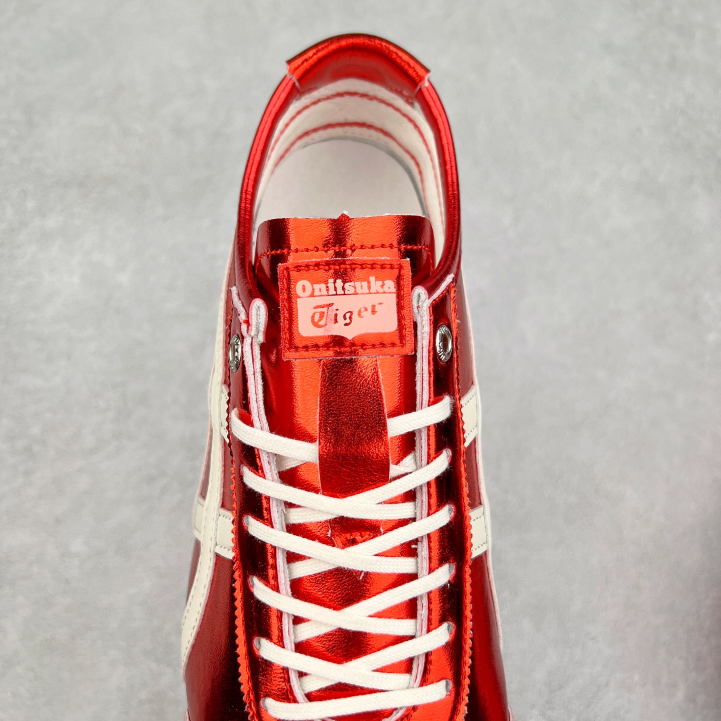 图片[5]-＃C版 Asics Onitsuka Tiger MEXICO 66 亚瑟士鬼冢虎复古经典板鞋 CNY 龙年限定 白红 市场王者选手 海外订单工厂出品 长期生产补货永不断码 超成熟稳定的做工品控 原装全套纸板楦头开发 原汁原味 完美呈现版型 私模正确鞋底咬花纹路 一比一鞋头弧度高度鞋身弧度 绝不口嗨 细节品控鞋型随意秒杀市面 原档咬花纹路私模大底 一个单元有六个三角形 总体形拼接呈现花瓣状 官方四联吊牌 原装Ortholite轻量化鞋垫 原盒原配 质保卡 说明书 钢印防尘纸 纸板中底带钢印 乳胶组合鞋垫 支持全方位的对比专柜 产品从款式颜色造型上体现出追求舒适和细节的完美 鞋类更是推崇手工制作的严谨与完美 融舒适性与可穿性的设计风格 注重细节的完美和别致魅力 既保持稳重 又不失轻松的时尚感 尺码：36 37 37.5 38 39 39.5 40 40.5 41.5 42 42.5 43.5 44 45-选品中心