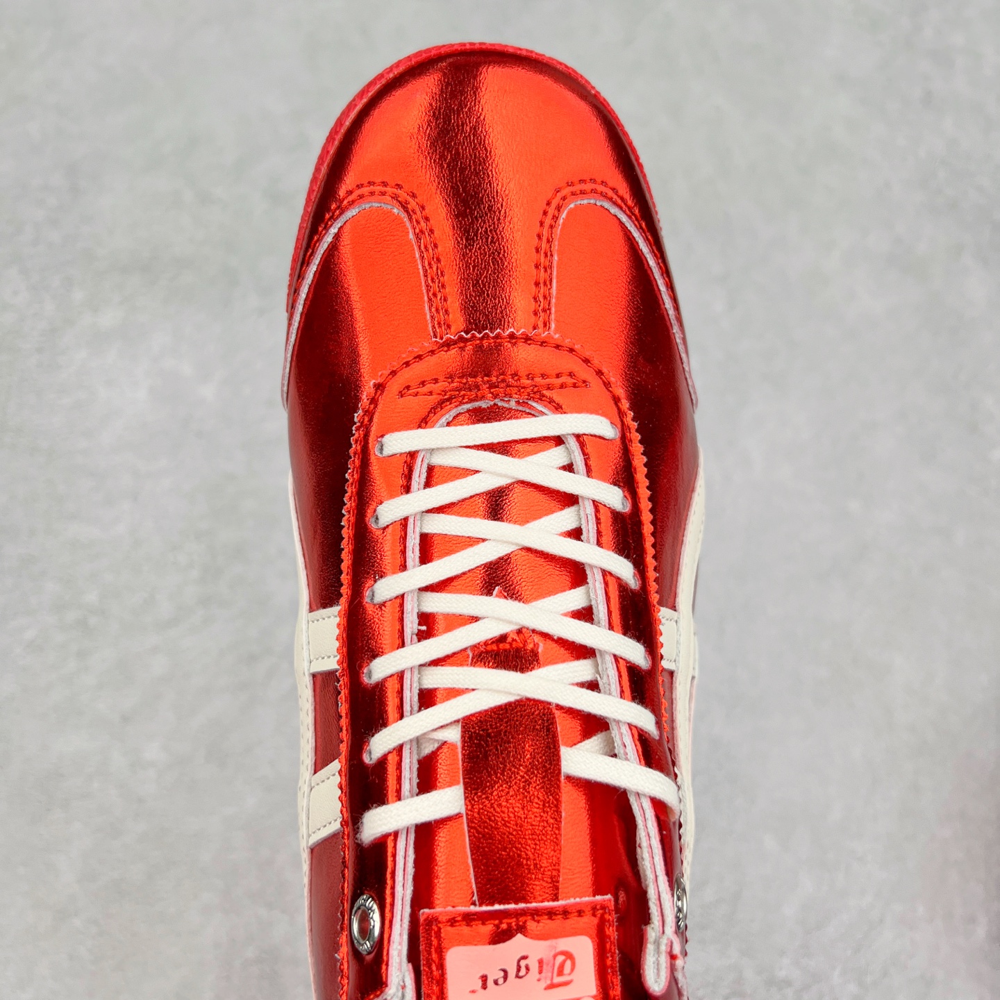 图片[4]-＃C版 Asics Onitsuka Tiger MEXICO 66 亚瑟士鬼冢虎复古经典板鞋 CNY 龙年限定 白红 市场王者选手 海外订单工厂出品 长期生产补货永不断码 超成熟稳定的做工品控 原装全套纸板楦头开发 原汁原味 完美呈现版型 私模正确鞋底咬花纹路 一比一鞋头弧度高度鞋身弧度 绝不口嗨 细节品控鞋型随意秒杀市面 原档咬花纹路私模大底 一个单元有六个三角形 总体形拼接呈现花瓣状 官方四联吊牌 原装Ortholite轻量化鞋垫 原盒原配 质保卡 说明书 钢印防尘纸 纸板中底带钢印 乳胶组合鞋垫 支持全方位的对比专柜 产品从款式颜色造型上体现出追求舒适和细节的完美 鞋类更是推崇手工制作的严谨与完美 融舒适性与可穿性的设计风格 注重细节的完美和别致魅力 既保持稳重 又不失轻松的时尚感 尺码：36 37 37.5 38 39 39.5 40 40.5 41.5 42 42.5 43.5 44 45-选品中心