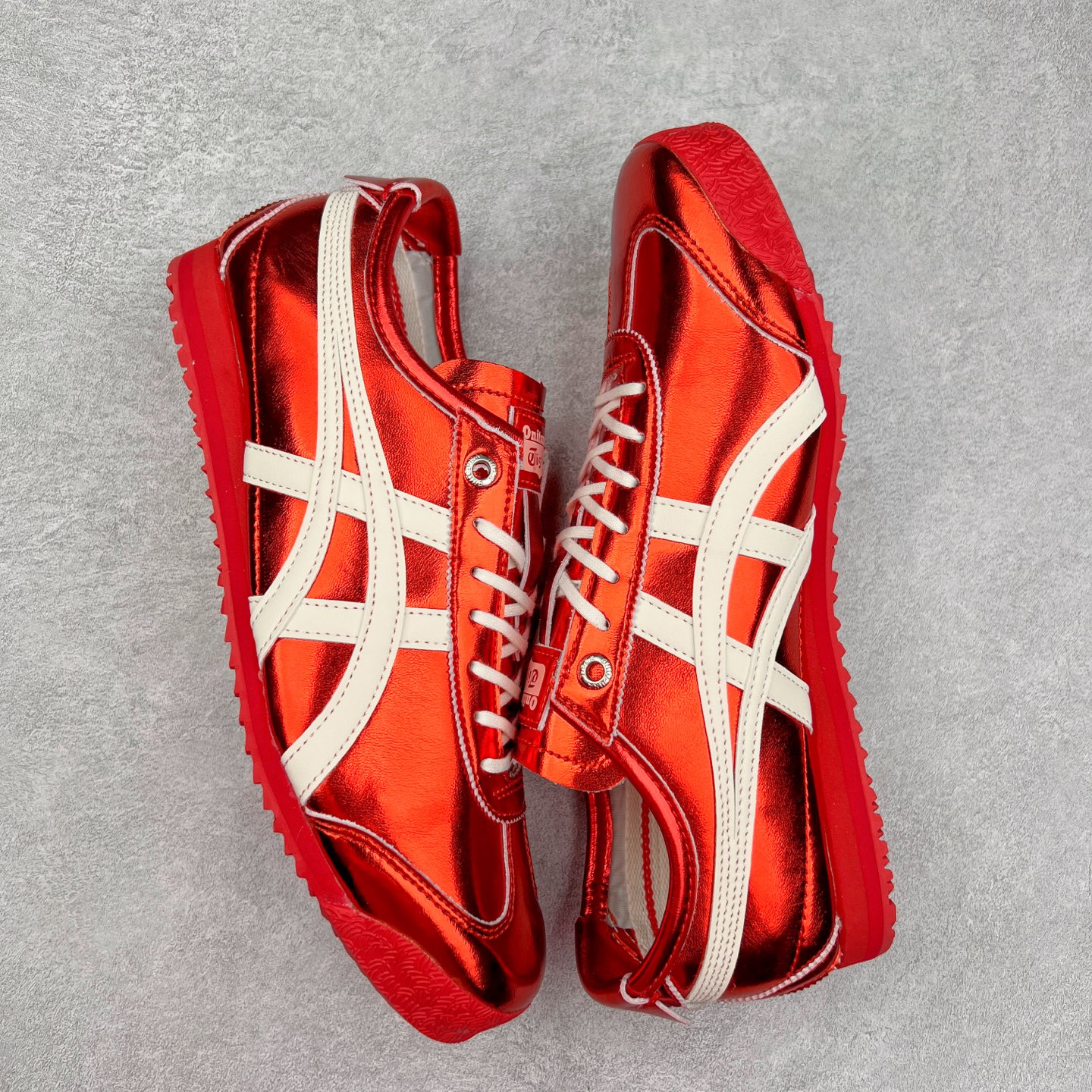 图片[3]-＃C版 Asics Onitsuka Tiger MEXICO 66 亚瑟士鬼冢虎复古经典板鞋 CNY 龙年限定 白红 市场王者选手 海外订单工厂出品 长期生产补货永不断码 超成熟稳定的做工品控 原装全套纸板楦头开发 原汁原味 完美呈现版型 私模正确鞋底咬花纹路 一比一鞋头弧度高度鞋身弧度 绝不口嗨 细节品控鞋型随意秒杀市面 原档咬花纹路私模大底 一个单元有六个三角形 总体形拼接呈现花瓣状 官方四联吊牌 原装Ortholite轻量化鞋垫 原盒原配 质保卡 说明书 钢印防尘纸 纸板中底带钢印 乳胶组合鞋垫 支持全方位的对比专柜 产品从款式颜色造型上体现出追求舒适和细节的完美 鞋类更是推崇手工制作的严谨与完美 融舒适性与可穿性的设计风格 注重细节的完美和别致魅力 既保持稳重 又不失轻松的时尚感 尺码：36 37 37.5 38 39 39.5 40 40.5 41.5 42 42.5 43.5 44 45-选品中心