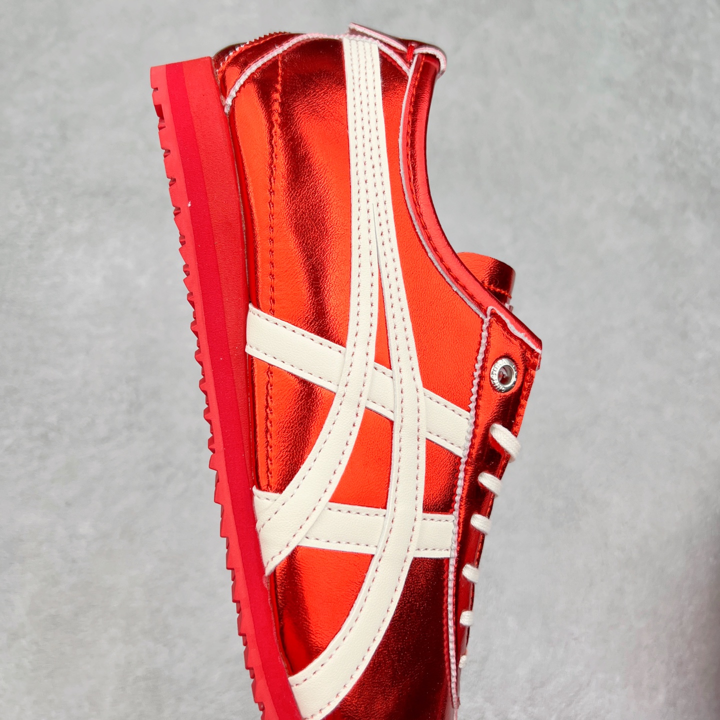 图片[6]-＃C版 Asics Onitsuka Tiger MEXICO 66 亚瑟士鬼冢虎复古经典板鞋 CNY 龙年限定 白红 市场王者选手 海外订单工厂出品 长期生产补货永不断码 超成熟稳定的做工品控 原装全套纸板楦头开发 原汁原味 完美呈现版型 私模正确鞋底咬花纹路 一比一鞋头弧度高度鞋身弧度 绝不口嗨 细节品控鞋型随意秒杀市面 原档咬花纹路私模大底 一个单元有六个三角形 总体形拼接呈现花瓣状 官方四联吊牌 原装Ortholite轻量化鞋垫 原盒原配 质保卡 说明书 钢印防尘纸 纸板中底带钢印 乳胶组合鞋垫 支持全方位的对比专柜 产品从款式颜色造型上体现出追求舒适和细节的完美 鞋类更是推崇手工制作的严谨与完美 融舒适性与可穿性的设计风格 注重细节的完美和别致魅力 既保持稳重 又不失轻松的时尚感 尺码：36 37 37.5 38 39 39.5 40 40.5 41.5 42 42.5 43.5 44 45-选品中心