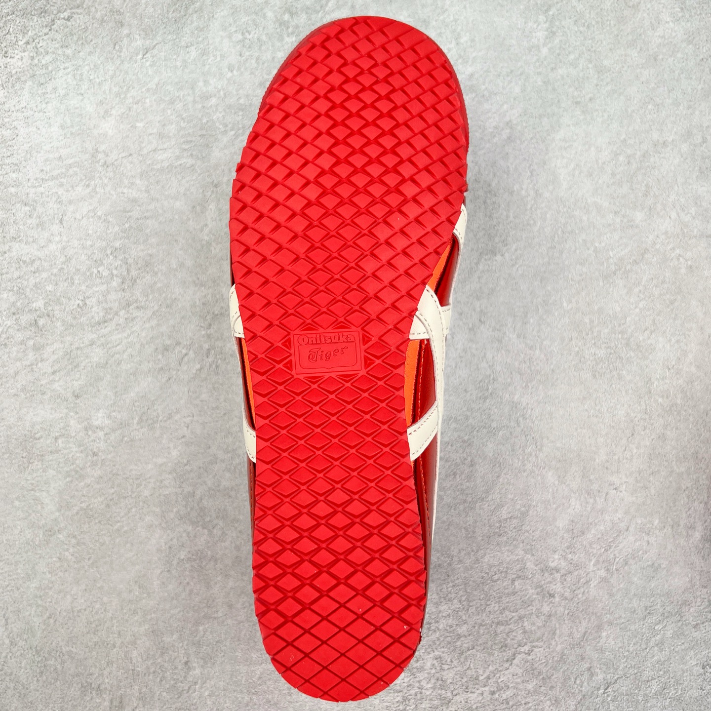 图片[9]-＃C版 Asics Onitsuka Tiger MEXICO 66 亚瑟士鬼冢虎复古经典板鞋 CNY 龙年限定 白红 市场王者选手 海外订单工厂出品 长期生产补货永不断码 超成熟稳定的做工品控 原装全套纸板楦头开发 原汁原味 完美呈现版型 私模正确鞋底咬花纹路 一比一鞋头弧度高度鞋身弧度 绝不口嗨 细节品控鞋型随意秒杀市面 原档咬花纹路私模大底 一个单元有六个三角形 总体形拼接呈现花瓣状 官方四联吊牌 原装Ortholite轻量化鞋垫 原盒原配 质保卡 说明书 钢印防尘纸 纸板中底带钢印 乳胶组合鞋垫 支持全方位的对比专柜 产品从款式颜色造型上体现出追求舒适和细节的完美 鞋类更是推崇手工制作的严谨与完美 融舒适性与可穿性的设计风格 注重细节的完美和别致魅力 既保持稳重 又不失轻松的时尚感 尺码：36 37 37.5 38 39 39.5 40 40.5 41.5 42 42.5 43.5 44 45-选品中心