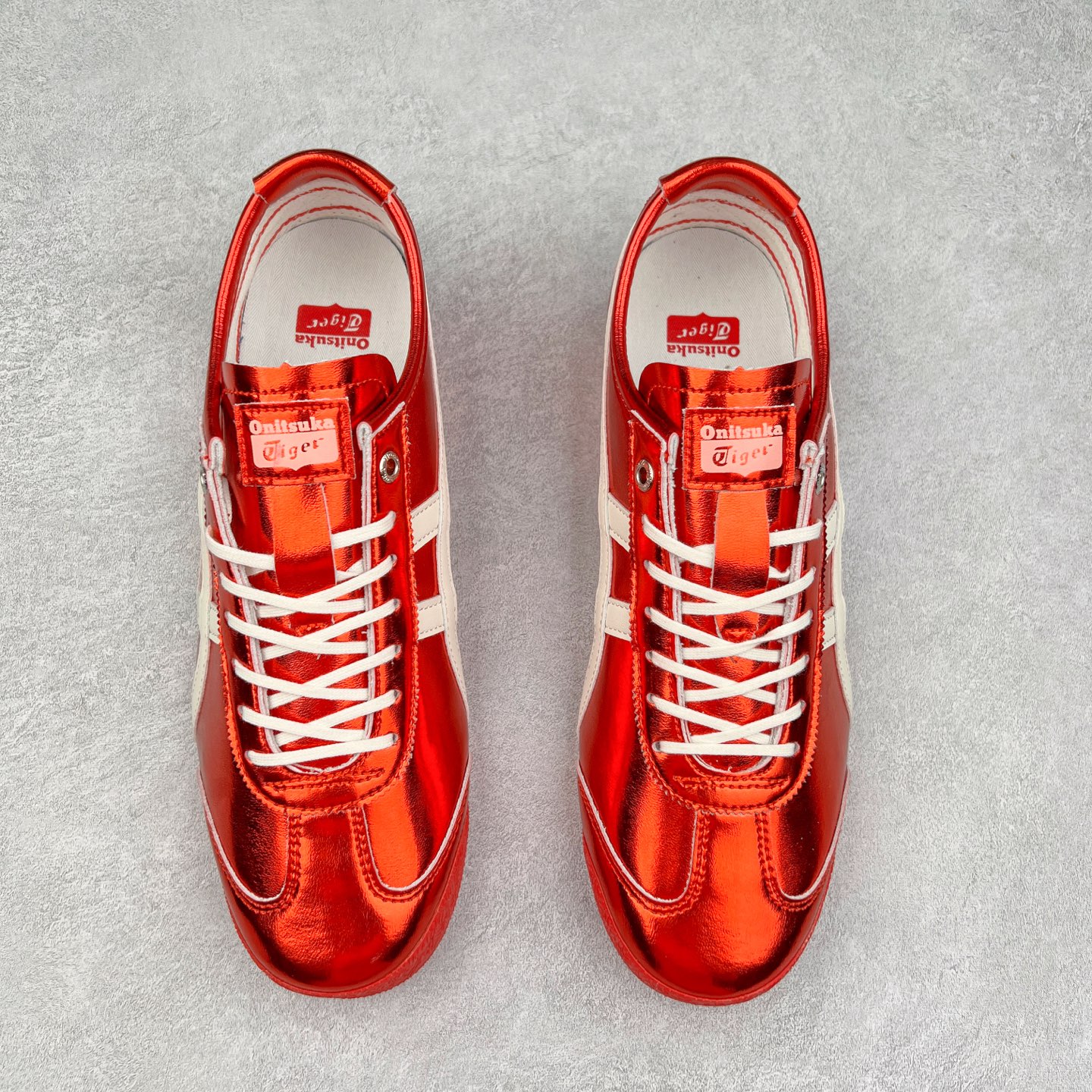 图片[2]-＃C版 Asics Onitsuka Tiger MEXICO 66 亚瑟士鬼冢虎复古经典板鞋 CNY 龙年限定 白红 市场王者选手 海外订单工厂出品 长期生产补货永不断码 超成熟稳定的做工品控 原装全套纸板楦头开发 原汁原味 完美呈现版型 私模正确鞋底咬花纹路 一比一鞋头弧度高度鞋身弧度 绝不口嗨 细节品控鞋型随意秒杀市面 原档咬花纹路私模大底 一个单元有六个三角形 总体形拼接呈现花瓣状 官方四联吊牌 原装Ortholite轻量化鞋垫 原盒原配 质保卡 说明书 钢印防尘纸 纸板中底带钢印 乳胶组合鞋垫 支持全方位的对比专柜 产品从款式颜色造型上体现出追求舒适和细节的完美 鞋类更是推崇手工制作的严谨与完美 融舒适性与可穿性的设计风格 注重细节的完美和别致魅力 既保持稳重 又不失轻松的时尚感 尺码：36 37 37.5 38 39 39.5 40 40.5 41.5 42 42.5 43.5 44 45-选品中心