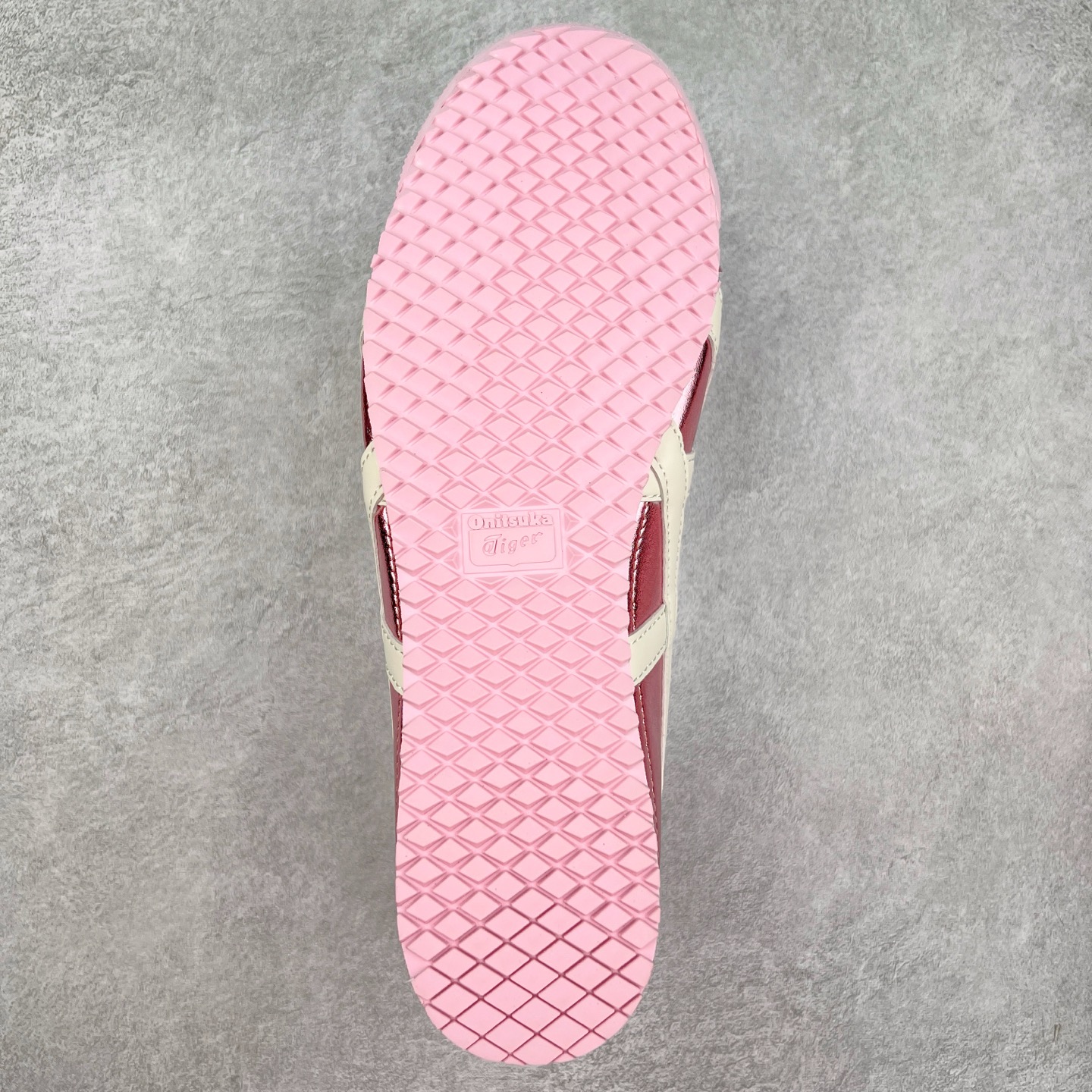 图片[9]-＃C版 Asics Onitsuka Tiger MEXICO 66 亚瑟士鬼冢虎复古经典板鞋 CNY 龙年限定 白红 市场王者选手 海外订单工厂出品 长期生产补货永不断码 超成熟稳定的做工品控 原装全套纸板楦头开发 原汁原味 完美呈现版型 私模正确鞋底咬花纹路 一比一鞋头弧度高度鞋身弧度 绝不口嗨 细节品控鞋型随意秒杀市面 原档咬花纹路私模大底 一个单元有六个三角形 总体形拼接呈现花瓣状 官方四联吊牌 原装Ortholite轻量化鞋垫 原盒原配 质保卡 说明书 钢印防尘纸 纸板中底带钢印 乳胶组合鞋垫 支持全方位的对比专柜 产品从款式颜色造型上体现出追求舒适和细节的完美 鞋类更是推崇手工制作的严谨与完美 融舒适性与可穿性的设计风格 注重细节的完美和别致魅力 既保持稳重 又不失轻松的时尚感 尺码：36 37 37.5 38 39 39.5 40 40.5 41.5 42 42.5 43.5 44 45-选品中心