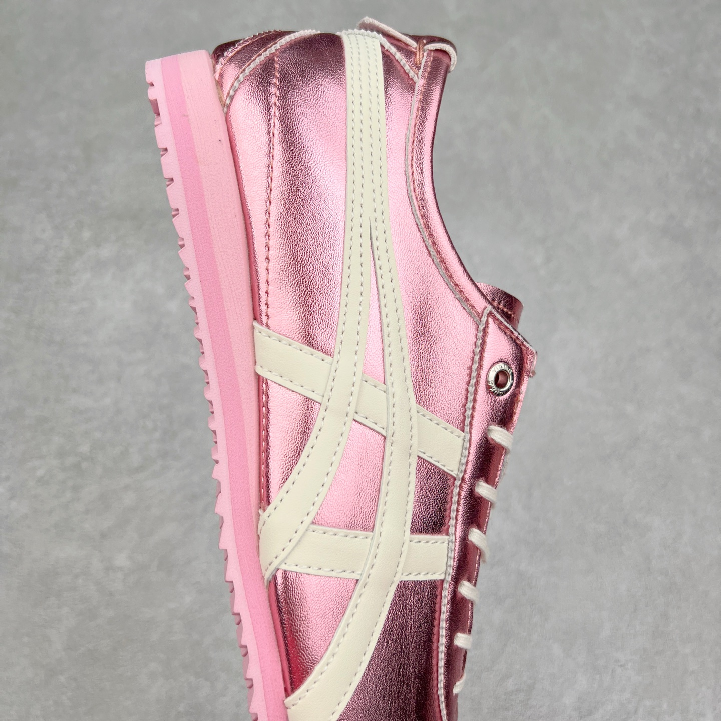 图片[6]-＃C版 Asics Onitsuka Tiger MEXICO 66 亚瑟士鬼冢虎复古经典板鞋 CNY 龙年限定 白红 市场王者选手 海外订单工厂出品 长期生产补货永不断码 超成熟稳定的做工品控 原装全套纸板楦头开发 原汁原味 完美呈现版型 私模正确鞋底咬花纹路 一比一鞋头弧度高度鞋身弧度 绝不口嗨 细节品控鞋型随意秒杀市面 原档咬花纹路私模大底 一个单元有六个三角形 总体形拼接呈现花瓣状 官方四联吊牌 原装Ortholite轻量化鞋垫 原盒原配 质保卡 说明书 钢印防尘纸 纸板中底带钢印 乳胶组合鞋垫 支持全方位的对比专柜 产品从款式颜色造型上体现出追求舒适和细节的完美 鞋类更是推崇手工制作的严谨与完美 融舒适性与可穿性的设计风格 注重细节的完美和别致魅力 既保持稳重 又不失轻松的时尚感 尺码：36 37 37.5 38 39 39.5 40 40.5 41.5 42 42.5 43.5 44 45-选品中心