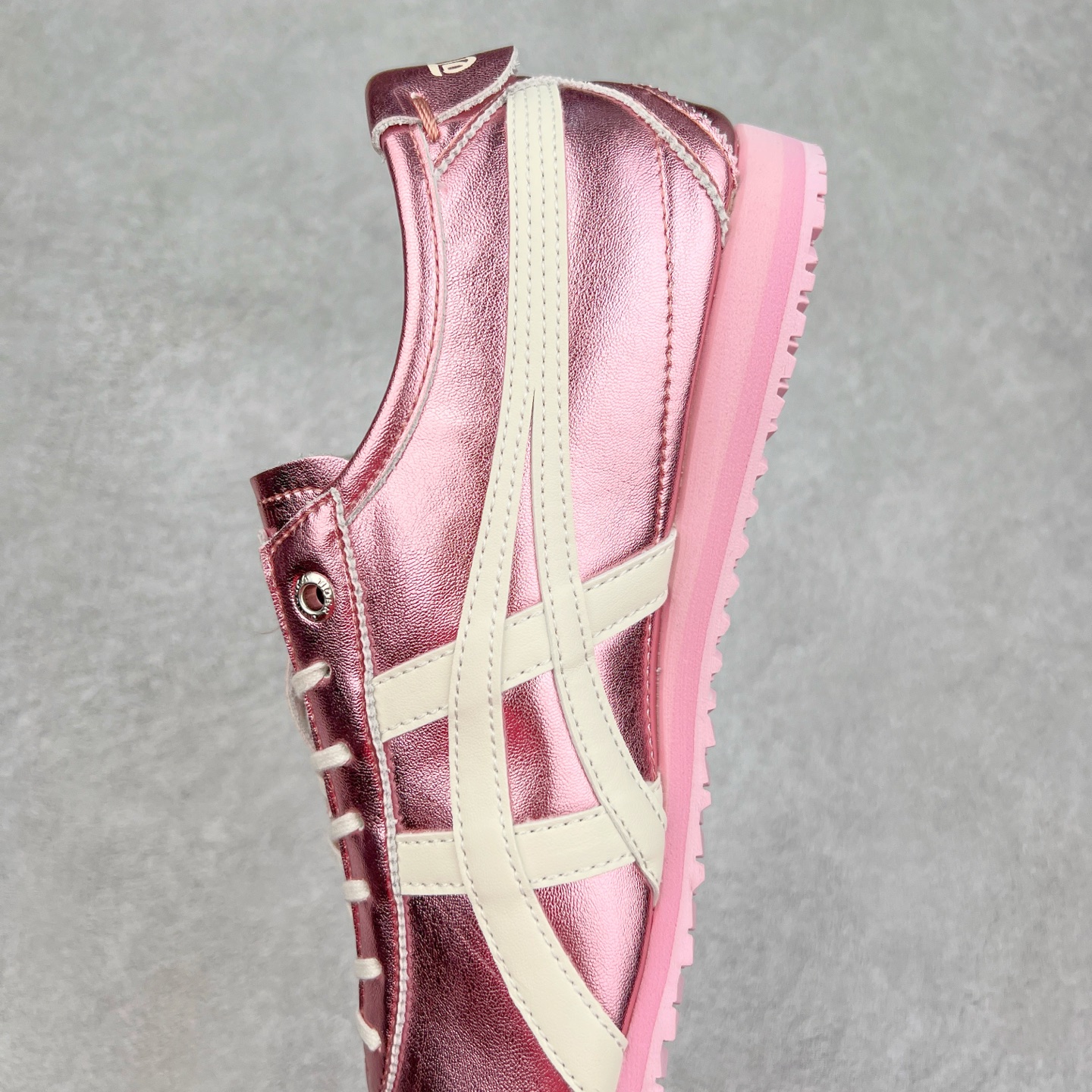 图片[7]-＃C版 Asics Onitsuka Tiger MEXICO 66 亚瑟士鬼冢虎复古经典板鞋 CNY 龙年限定 白红 市场王者选手 海外订单工厂出品 长期生产补货永不断码 超成熟稳定的做工品控 原装全套纸板楦头开发 原汁原味 完美呈现版型 私模正确鞋底咬花纹路 一比一鞋头弧度高度鞋身弧度 绝不口嗨 细节品控鞋型随意秒杀市面 原档咬花纹路私模大底 一个单元有六个三角形 总体形拼接呈现花瓣状 官方四联吊牌 原装Ortholite轻量化鞋垫 原盒原配 质保卡 说明书 钢印防尘纸 纸板中底带钢印 乳胶组合鞋垫 支持全方位的对比专柜 产品从款式颜色造型上体现出追求舒适和细节的完美 鞋类更是推崇手工制作的严谨与完美 融舒适性与可穿性的设计风格 注重细节的完美和别致魅力 既保持稳重 又不失轻松的时尚感 尺码：36 37 37.5 38 39 39.5 40 40.5 41.5 42 42.5 43.5 44 45-选品中心