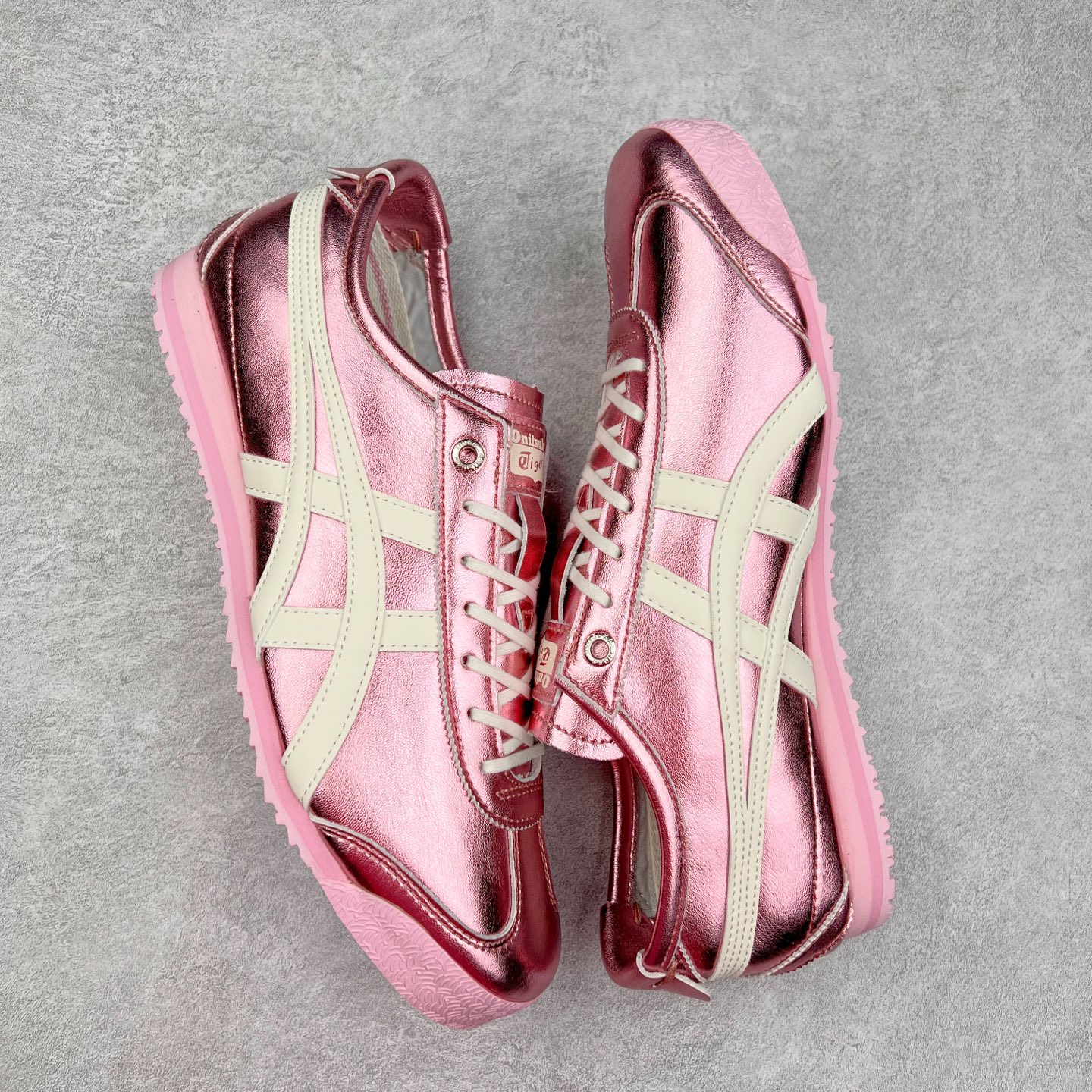 图片[3]-＃C版 Asics Onitsuka Tiger MEXICO 66 亚瑟士鬼冢虎复古经典板鞋 CNY 龙年限定 白红 市场王者选手 海外订单工厂出品 长期生产补货永不断码 超成熟稳定的做工品控 原装全套纸板楦头开发 原汁原味 完美呈现版型 私模正确鞋底咬花纹路 一比一鞋头弧度高度鞋身弧度 绝不口嗨 细节品控鞋型随意秒杀市面 原档咬花纹路私模大底 一个单元有六个三角形 总体形拼接呈现花瓣状 官方四联吊牌 原装Ortholite轻量化鞋垫 原盒原配 质保卡 说明书 钢印防尘纸 纸板中底带钢印 乳胶组合鞋垫 支持全方位的对比专柜 产品从款式颜色造型上体现出追求舒适和细节的完美 鞋类更是推崇手工制作的严谨与完美 融舒适性与可穿性的设计风格 注重细节的完美和别致魅力 既保持稳重 又不失轻松的时尚感 尺码：36 37 37.5 38 39 39.5 40 40.5 41.5 42 42.5 43.5 44 45-选品中心