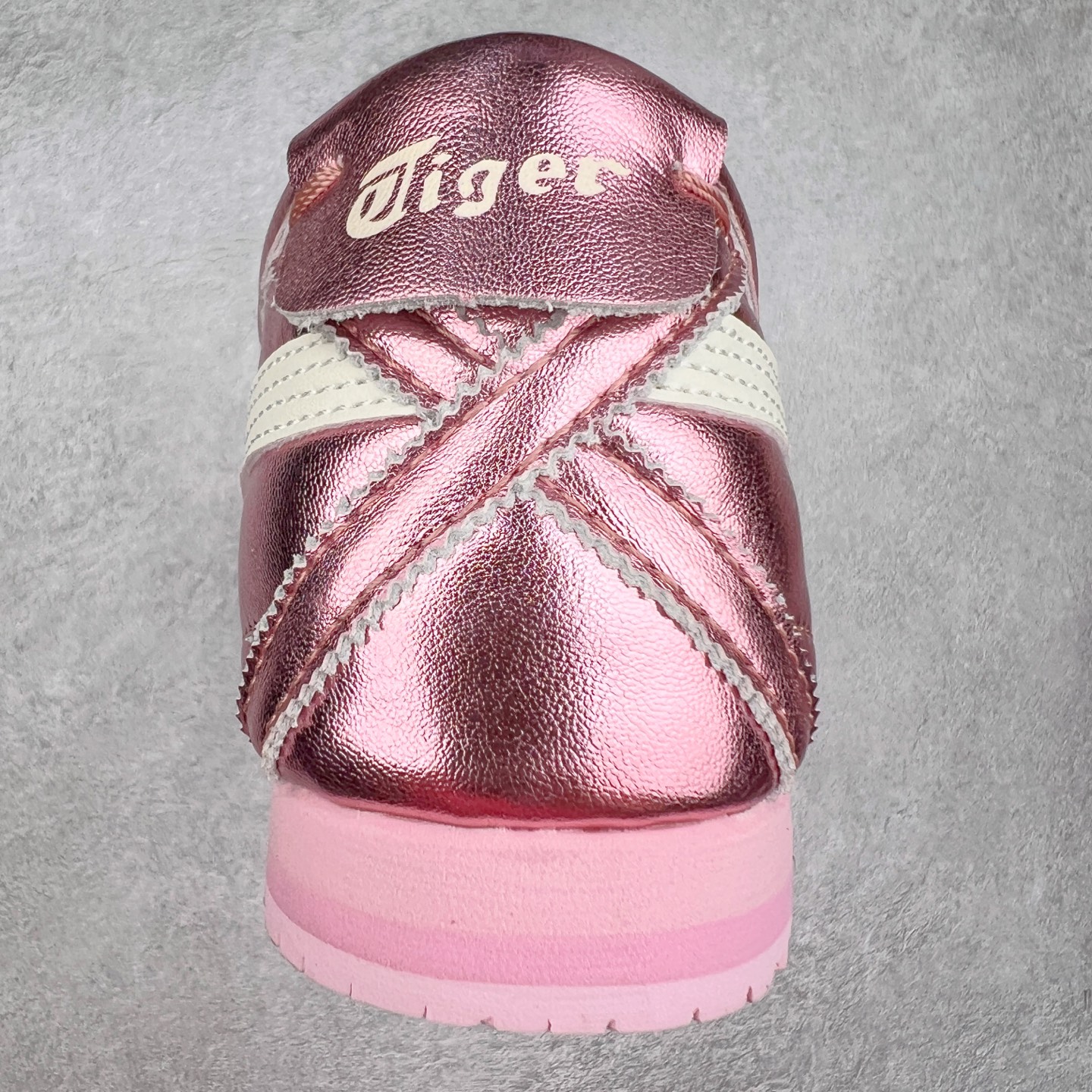 图片[8]-＃C版 Asics Onitsuka Tiger MEXICO 66 亚瑟士鬼冢虎复古经典板鞋 CNY 龙年限定 白红 市场王者选手 海外订单工厂出品 长期生产补货永不断码 超成熟稳定的做工品控 原装全套纸板楦头开发 原汁原味 完美呈现版型 私模正确鞋底咬花纹路 一比一鞋头弧度高度鞋身弧度 绝不口嗨 细节品控鞋型随意秒杀市面 原档咬花纹路私模大底 一个单元有六个三角形 总体形拼接呈现花瓣状 官方四联吊牌 原装Ortholite轻量化鞋垫 原盒原配 质保卡 说明书 钢印防尘纸 纸板中底带钢印 乳胶组合鞋垫 支持全方位的对比专柜 产品从款式颜色造型上体现出追求舒适和细节的完美 鞋类更是推崇手工制作的严谨与完美 融舒适性与可穿性的设计风格 注重细节的完美和别致魅力 既保持稳重 又不失轻松的时尚感 尺码：36 37 37.5 38 39 39.5 40 40.5 41.5 42 42.5 43.5 44 45-选品中心