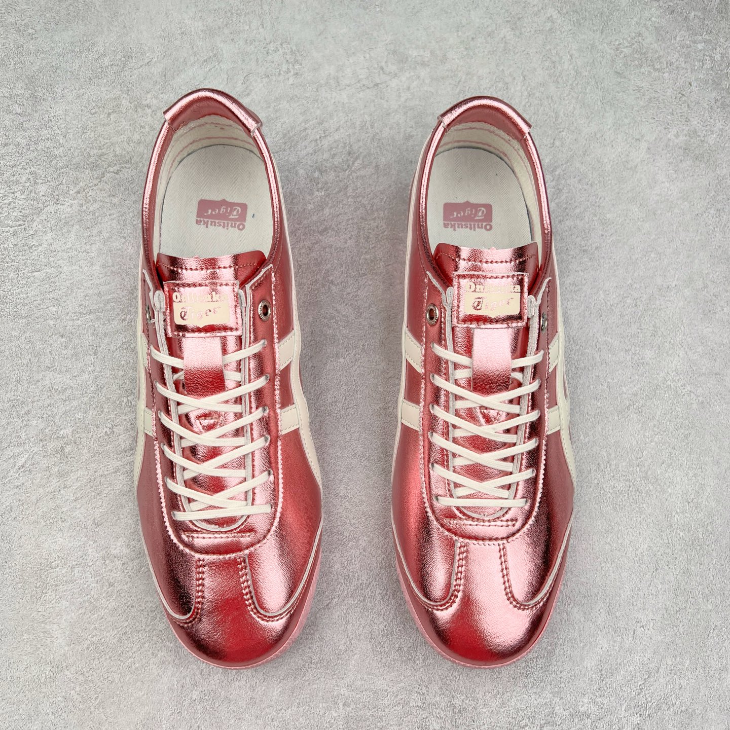 图片[2]-＃C版 Asics Onitsuka Tiger MEXICO 66 亚瑟士鬼冢虎复古经典板鞋 CNY 龙年限定 白红 市场王者选手 海外订单工厂出品 长期生产补货永不断码 超成熟稳定的做工品控 原装全套纸板楦头开发 原汁原味 完美呈现版型 私模正确鞋底咬花纹路 一比一鞋头弧度高度鞋身弧度 绝不口嗨 细节品控鞋型随意秒杀市面 原档咬花纹路私模大底 一个单元有六个三角形 总体形拼接呈现花瓣状 官方四联吊牌 原装Ortholite轻量化鞋垫 原盒原配 质保卡 说明书 钢印防尘纸 纸板中底带钢印 乳胶组合鞋垫 支持全方位的对比专柜 产品从款式颜色造型上体现出追求舒适和细节的完美 鞋类更是推崇手工制作的严谨与完美 融舒适性与可穿性的设计风格 注重细节的完美和别致魅力 既保持稳重 又不失轻松的时尚感 尺码：36 37 37.5 38 39 39.5 40 40.5 41.5 42 42.5 43.5 44 45-选品中心