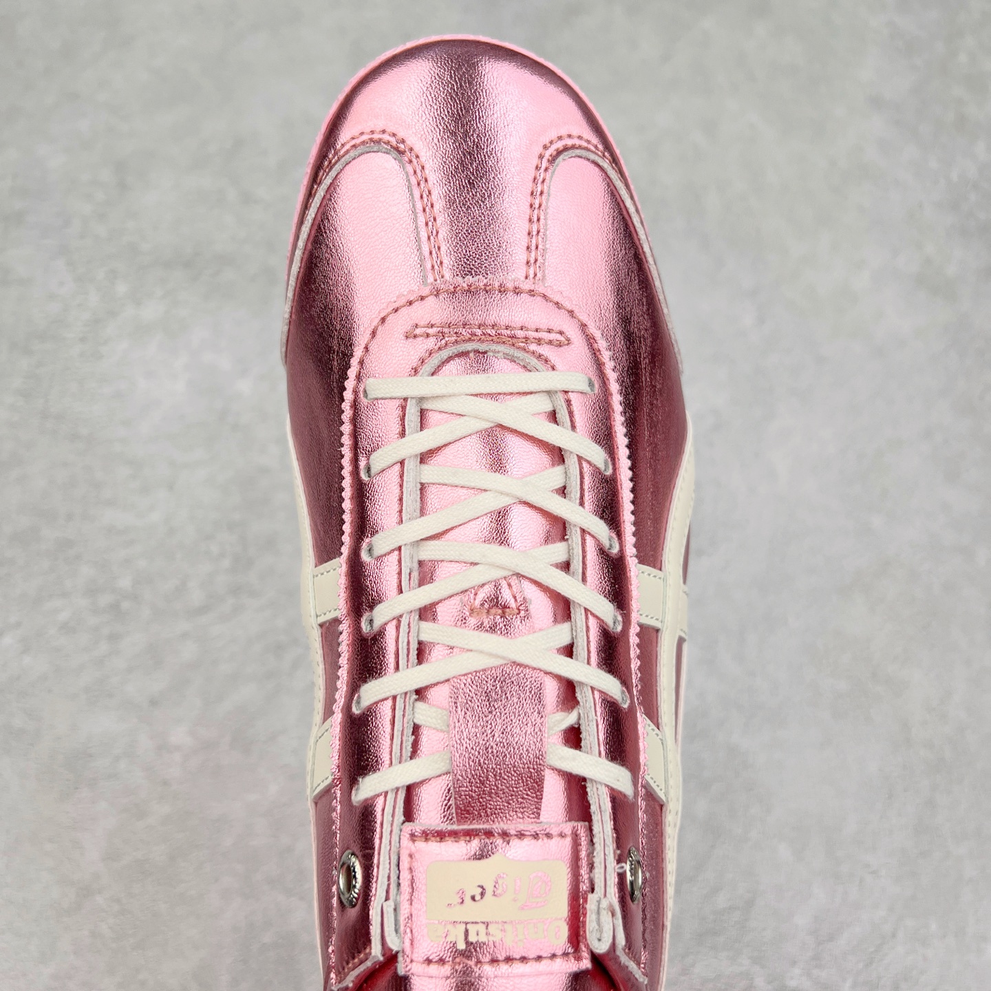 图片[4]-＃C版 Asics Onitsuka Tiger MEXICO 66 亚瑟士鬼冢虎复古经典板鞋 CNY 龙年限定 白红 市场王者选手 海外订单工厂出品 长期生产补货永不断码 超成熟稳定的做工品控 原装全套纸板楦头开发 原汁原味 完美呈现版型 私模正确鞋底咬花纹路 一比一鞋头弧度高度鞋身弧度 绝不口嗨 细节品控鞋型随意秒杀市面 原档咬花纹路私模大底 一个单元有六个三角形 总体形拼接呈现花瓣状 官方四联吊牌 原装Ortholite轻量化鞋垫 原盒原配 质保卡 说明书 钢印防尘纸 纸板中底带钢印 乳胶组合鞋垫 支持全方位的对比专柜 产品从款式颜色造型上体现出追求舒适和细节的完美 鞋类更是推崇手工制作的严谨与完美 融舒适性与可穿性的设计风格 注重细节的完美和别致魅力 既保持稳重 又不失轻松的时尚感 尺码：36 37 37.5 38 39 39.5 40 40.5 41.5 42 42.5 43.5 44 45-选品中心