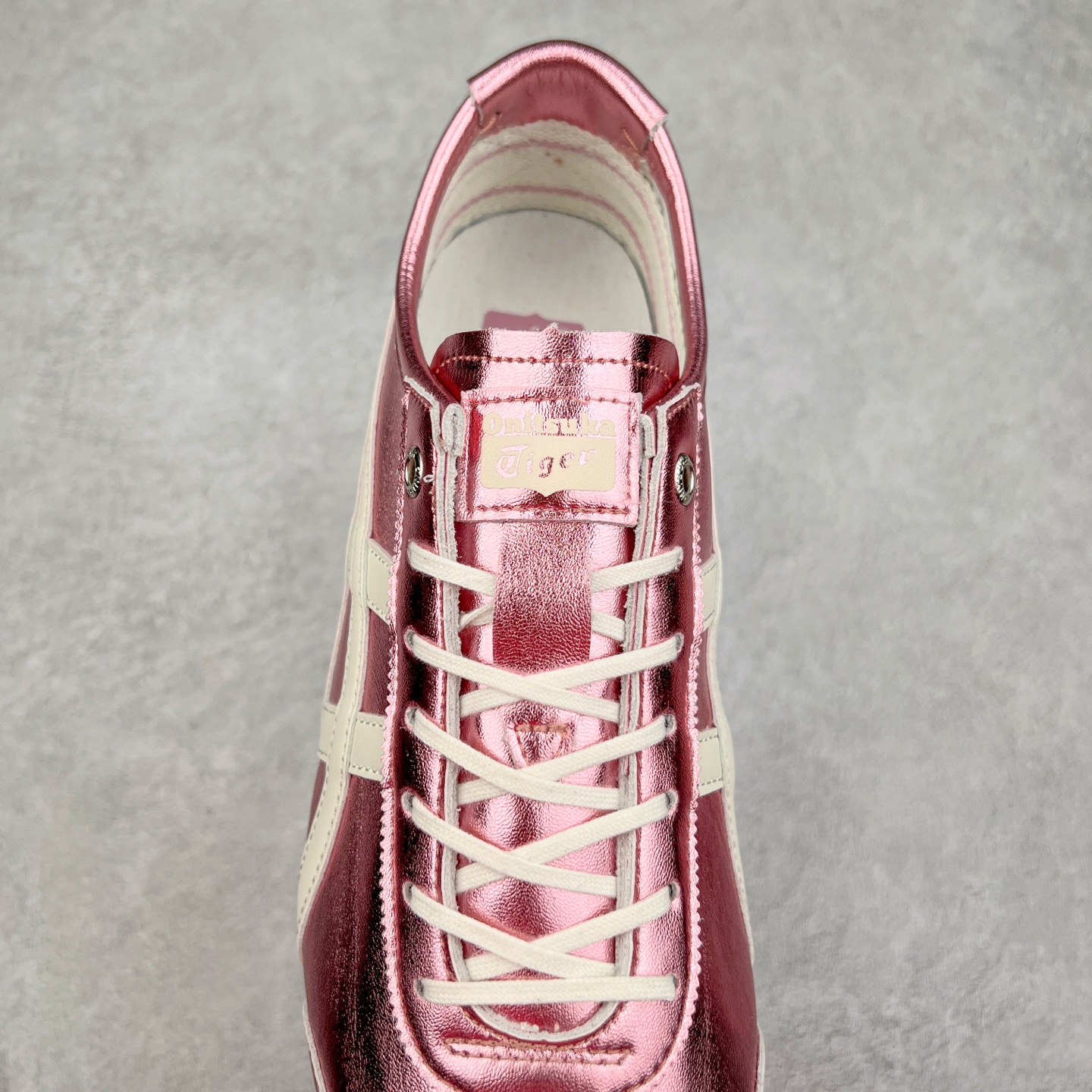 图片[5]-＃C版 Asics Onitsuka Tiger MEXICO 66 亚瑟士鬼冢虎复古经典板鞋 CNY 龙年限定 白红 市场王者选手 海外订单工厂出品 长期生产补货永不断码 超成熟稳定的做工品控 原装全套纸板楦头开发 原汁原味 完美呈现版型 私模正确鞋底咬花纹路 一比一鞋头弧度高度鞋身弧度 绝不口嗨 细节品控鞋型随意秒杀市面 原档咬花纹路私模大底 一个单元有六个三角形 总体形拼接呈现花瓣状 官方四联吊牌 原装Ortholite轻量化鞋垫 原盒原配 质保卡 说明书 钢印防尘纸 纸板中底带钢印 乳胶组合鞋垫 支持全方位的对比专柜 产品从款式颜色造型上体现出追求舒适和细节的完美 鞋类更是推崇手工制作的严谨与完美 融舒适性与可穿性的设计风格 注重细节的完美和别致魅力 既保持稳重 又不失轻松的时尚感 尺码：36 37 37.5 38 39 39.5 40 40.5 41.5 42 42.5 43.5 44 45-选品中心