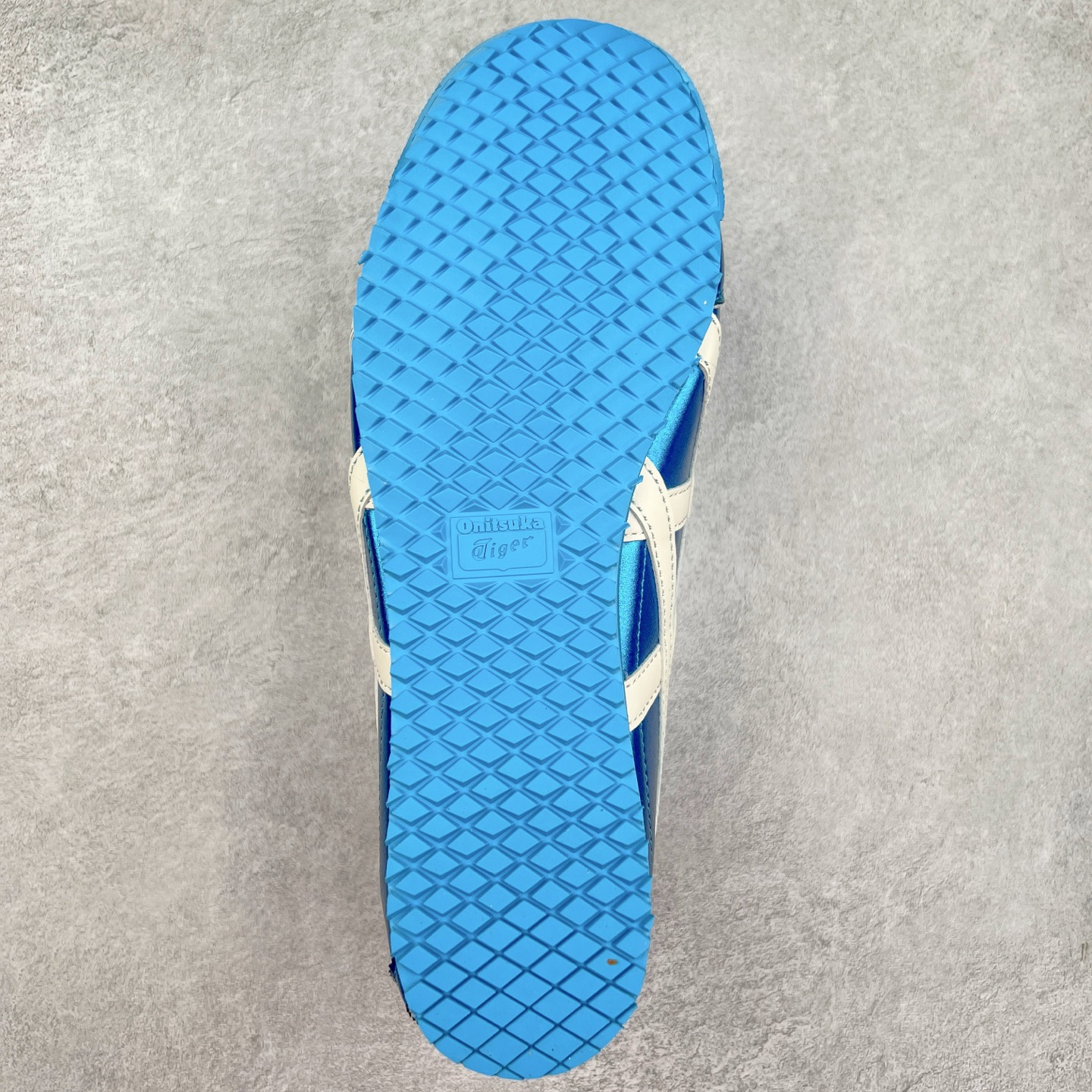 图片[9]-＃C版 Asics Onitsuka Tiger MEXICO 66 亚瑟士鬼冢虎复古经典板鞋 CNY 龙年限定 白红 市场王者选手 海外订单工厂出品 长期生产补货永不断码 超成熟稳定的做工品控 原装全套纸板楦头开发 原汁原味 完美呈现版型 私模正确鞋底咬花纹路 一比一鞋头弧度高度鞋身弧度 绝不口嗨 细节品控鞋型随意秒杀市面 原档咬花纹路私模大底 一个单元有六个三角形 总体形拼接呈现花瓣状 官方四联吊牌 原装Ortholite轻量化鞋垫 原盒原配 质保卡 说明书 钢印防尘纸 纸板中底带钢印 乳胶组合鞋垫 支持全方位的对比专柜 产品从款式颜色造型上体现出追求舒适和细节的完美 鞋类更是推崇手工制作的严谨与完美 融舒适性与可穿性的设计风格 注重细节的完美和别致魅力 既保持稳重 又不失轻松的时尚感 尺码：36 37 37.5 38 39 39.5 40 40.5 41.5 42 42.5 43.5 44 45-选品中心