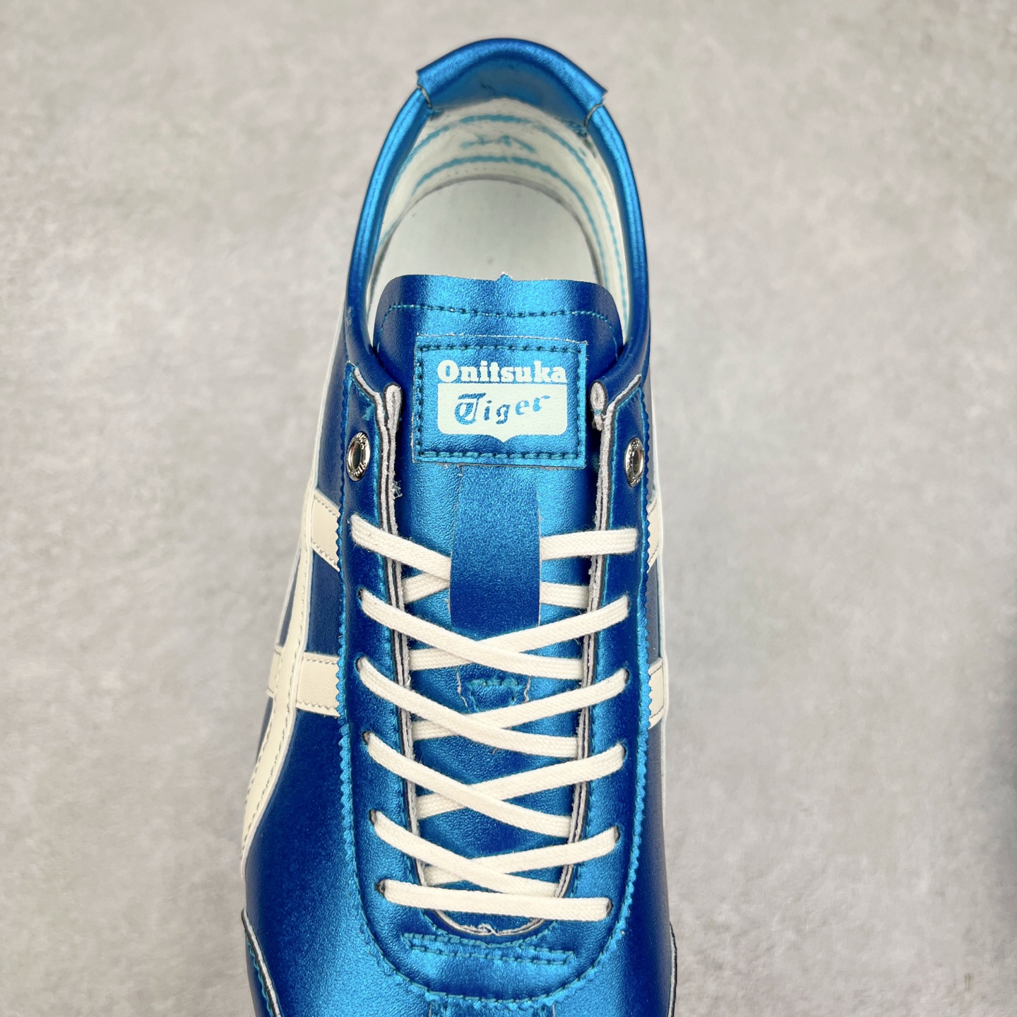 图片[5]-＃C版 Asics Onitsuka Tiger MEXICO 66 亚瑟士鬼冢虎复古经典板鞋 CNY 龙年限定 白红 市场王者选手 海外订单工厂出品 长期生产补货永不断码 超成熟稳定的做工品控 原装全套纸板楦头开发 原汁原味 完美呈现版型 私模正确鞋底咬花纹路 一比一鞋头弧度高度鞋身弧度 绝不口嗨 细节品控鞋型随意秒杀市面 原档咬花纹路私模大底 一个单元有六个三角形 总体形拼接呈现花瓣状 官方四联吊牌 原装Ortholite轻量化鞋垫 原盒原配 质保卡 说明书 钢印防尘纸 纸板中底带钢印 乳胶组合鞋垫 支持全方位的对比专柜 产品从款式颜色造型上体现出追求舒适和细节的完美 鞋类更是推崇手工制作的严谨与完美 融舒适性与可穿性的设计风格 注重细节的完美和别致魅力 既保持稳重 又不失轻松的时尚感 尺码：36 37 37.5 38 39 39.5 40 40.5 41.5 42 42.5 43.5 44 45-选品中心