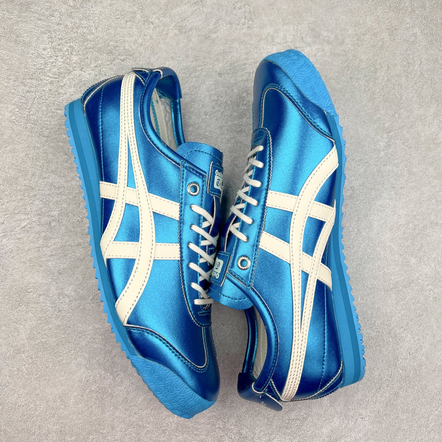 图片[3]-＃C版 Asics Onitsuka Tiger MEXICO 66 亚瑟士鬼冢虎复古经典板鞋 CNY 龙年限定 白红 市场王者选手 海外订单工厂出品 长期生产补货永不断码 超成熟稳定的做工品控 原装全套纸板楦头开发 原汁原味 完美呈现版型 私模正确鞋底咬花纹路 一比一鞋头弧度高度鞋身弧度 绝不口嗨 细节品控鞋型随意秒杀市面 原档咬花纹路私模大底 一个单元有六个三角形 总体形拼接呈现花瓣状 官方四联吊牌 原装Ortholite轻量化鞋垫 原盒原配 质保卡 说明书 钢印防尘纸 纸板中底带钢印 乳胶组合鞋垫 支持全方位的对比专柜 产品从款式颜色造型上体现出追求舒适和细节的完美 鞋类更是推崇手工制作的严谨与完美 融舒适性与可穿性的设计风格 注重细节的完美和别致魅力 既保持稳重 又不失轻松的时尚感 尺码：36 37 37.5 38 39 39.5 40 40.5 41.5 42 42.5 43.5 44 45-选品中心