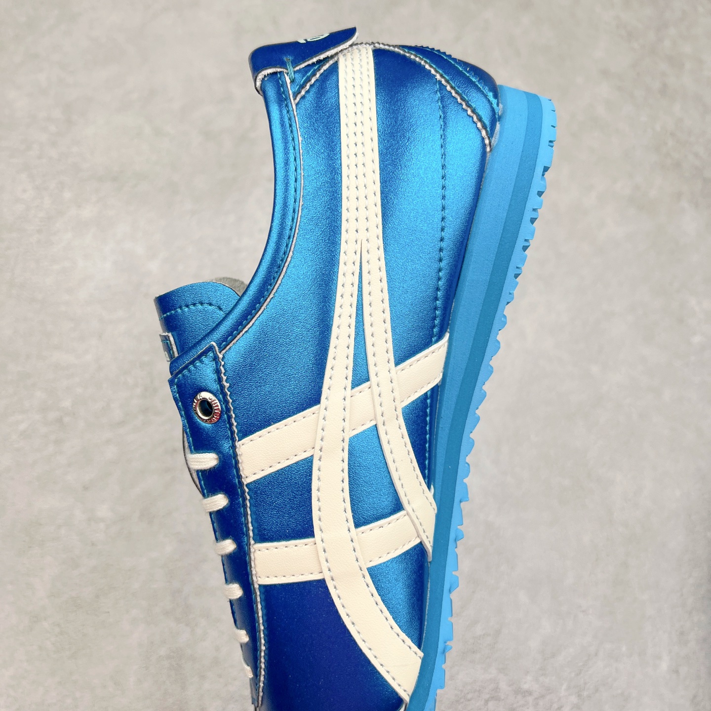 图片[7]-＃C版 Asics Onitsuka Tiger MEXICO 66 亚瑟士鬼冢虎复古经典板鞋 CNY 龙年限定 白红 市场王者选手 海外订单工厂出品 长期生产补货永不断码 超成熟稳定的做工品控 原装全套纸板楦头开发 原汁原味 完美呈现版型 私模正确鞋底咬花纹路 一比一鞋头弧度高度鞋身弧度 绝不口嗨 细节品控鞋型随意秒杀市面 原档咬花纹路私模大底 一个单元有六个三角形 总体形拼接呈现花瓣状 官方四联吊牌 原装Ortholite轻量化鞋垫 原盒原配 质保卡 说明书 钢印防尘纸 纸板中底带钢印 乳胶组合鞋垫 支持全方位的对比专柜 产品从款式颜色造型上体现出追求舒适和细节的完美 鞋类更是推崇手工制作的严谨与完美 融舒适性与可穿性的设计风格 注重细节的完美和别致魅力 既保持稳重 又不失轻松的时尚感 尺码：36 37 37.5 38 39 39.5 40 40.5 41.5 42 42.5 43.5 44 45-选品中心