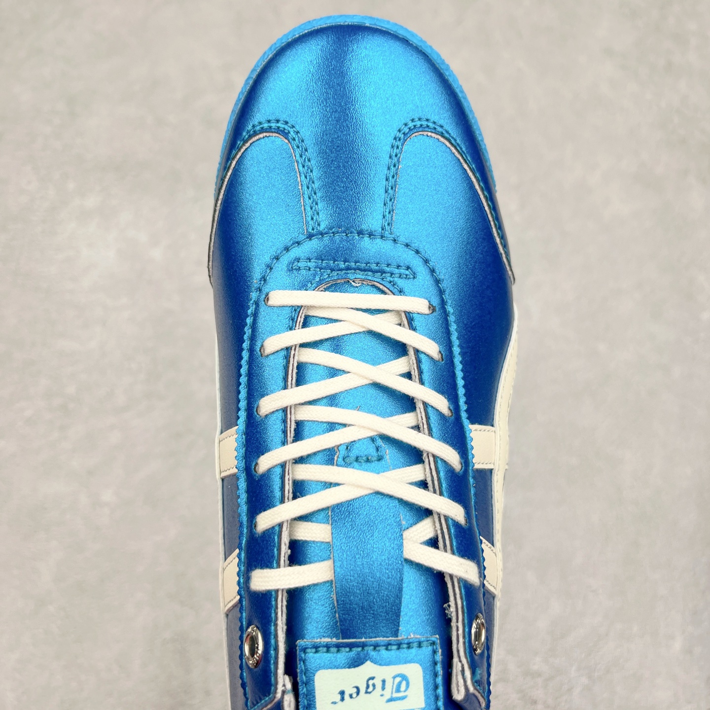 图片[4]-＃C版 Asics Onitsuka Tiger MEXICO 66 亚瑟士鬼冢虎复古经典板鞋 CNY 龙年限定 白红 市场王者选手 海外订单工厂出品 长期生产补货永不断码 超成熟稳定的做工品控 原装全套纸板楦头开发 原汁原味 完美呈现版型 私模正确鞋底咬花纹路 一比一鞋头弧度高度鞋身弧度 绝不口嗨 细节品控鞋型随意秒杀市面 原档咬花纹路私模大底 一个单元有六个三角形 总体形拼接呈现花瓣状 官方四联吊牌 原装Ortholite轻量化鞋垫 原盒原配 质保卡 说明书 钢印防尘纸 纸板中底带钢印 乳胶组合鞋垫 支持全方位的对比专柜 产品从款式颜色造型上体现出追求舒适和细节的完美 鞋类更是推崇手工制作的严谨与完美 融舒适性与可穿性的设计风格 注重细节的完美和别致魅力 既保持稳重 又不失轻松的时尚感 尺码：36 37 37.5 38 39 39.5 40 40.5 41.5 42 42.5 43.5 44 45-选品中心