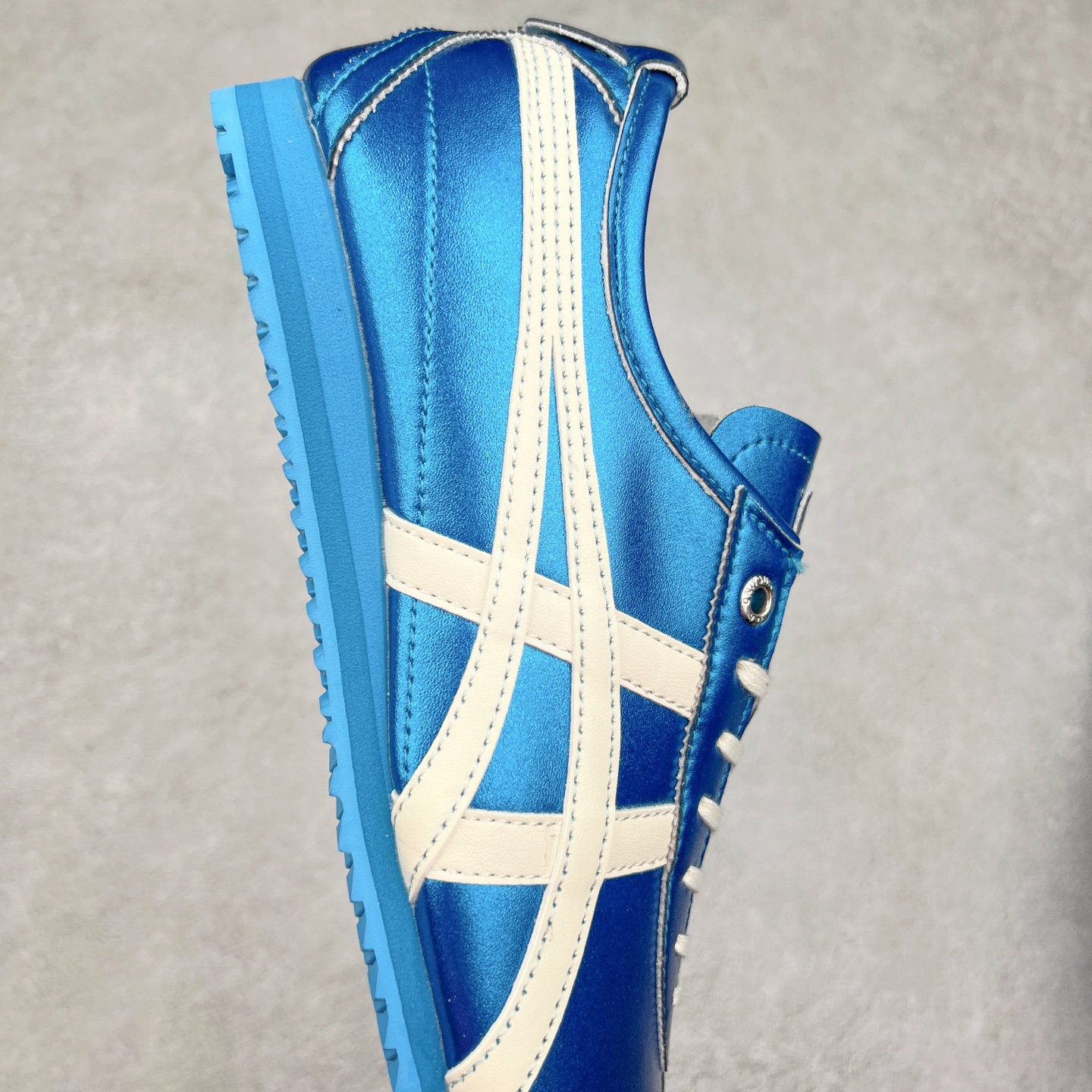 图片[6]-＃C版 Asics Onitsuka Tiger MEXICO 66 亚瑟士鬼冢虎复古经典板鞋 CNY 龙年限定 白红 市场王者选手 海外订单工厂出品 长期生产补货永不断码 超成熟稳定的做工品控 原装全套纸板楦头开发 原汁原味 完美呈现版型 私模正确鞋底咬花纹路 一比一鞋头弧度高度鞋身弧度 绝不口嗨 细节品控鞋型随意秒杀市面 原档咬花纹路私模大底 一个单元有六个三角形 总体形拼接呈现花瓣状 官方四联吊牌 原装Ortholite轻量化鞋垫 原盒原配 质保卡 说明书 钢印防尘纸 纸板中底带钢印 乳胶组合鞋垫 支持全方位的对比专柜 产品从款式颜色造型上体现出追求舒适和细节的完美 鞋类更是推崇手工制作的严谨与完美 融舒适性与可穿性的设计风格 注重细节的完美和别致魅力 既保持稳重 又不失轻松的时尚感 尺码：36 37 37.5 38 39 39.5 40 40.5 41.5 42 42.5 43.5 44 45-选品中心