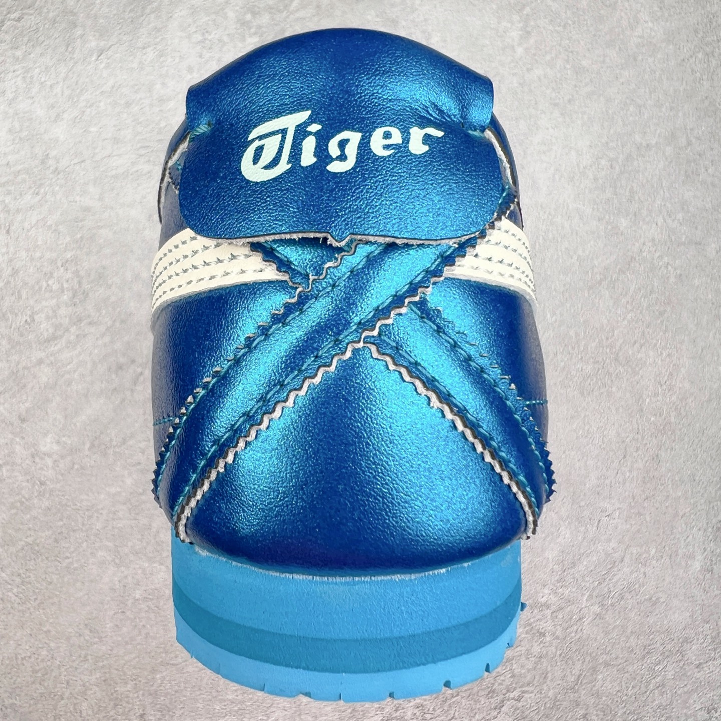 图片[8]-＃C版 Asics Onitsuka Tiger MEXICO 66 亚瑟士鬼冢虎复古经典板鞋 CNY 龙年限定 白红 市场王者选手 海外订单工厂出品 长期生产补货永不断码 超成熟稳定的做工品控 原装全套纸板楦头开发 原汁原味 完美呈现版型 私模正确鞋底咬花纹路 一比一鞋头弧度高度鞋身弧度 绝不口嗨 细节品控鞋型随意秒杀市面 原档咬花纹路私模大底 一个单元有六个三角形 总体形拼接呈现花瓣状 官方四联吊牌 原装Ortholite轻量化鞋垫 原盒原配 质保卡 说明书 钢印防尘纸 纸板中底带钢印 乳胶组合鞋垫 支持全方位的对比专柜 产品从款式颜色造型上体现出追求舒适和细节的完美 鞋类更是推崇手工制作的严谨与完美 融舒适性与可穿性的设计风格 注重细节的完美和别致魅力 既保持稳重 又不失轻松的时尚感 尺码：36 37 37.5 38 39 39.5 40 40.5 41.5 42 42.5 43.5 44 45-选品中心