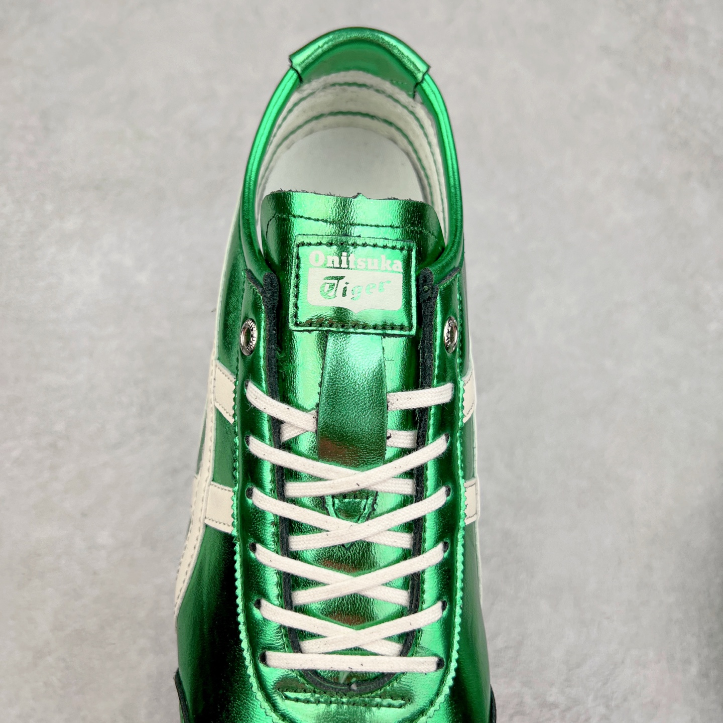 图片[5]-＃C版 Asics Onitsuka Tiger MEXICO 66 亚瑟士鬼冢虎复古经典板鞋 CNY 龙年限定 白红 市场王者选手 海外订单工厂出品 长期生产补货永不断码 超成熟稳定的做工品控 原装全套纸板楦头开发 原汁原味 完美呈现版型 私模正确鞋底咬花纹路 一比一鞋头弧度高度鞋身弧度 绝不口嗨 细节品控鞋型随意秒杀市面 原档咬花纹路私模大底 一个单元有六个三角形 总体形拼接呈现花瓣状 官方四联吊牌 原装Ortholite轻量化鞋垫 原盒原配 质保卡 说明书 钢印防尘纸 纸板中底带钢印 乳胶组合鞋垫 支持全方位的对比专柜 产品从款式颜色造型上体现出追求舒适和细节的完美 鞋类更是推崇手工制作的严谨与完美 融舒适性与可穿性的设计风格 注重细节的完美和别致魅力 既保持稳重 又不失轻松的时尚感 尺码：36 37 37.5 38 39 39.5 40 40.5 41.5 42 42.5 43.5 44 45-选品中心