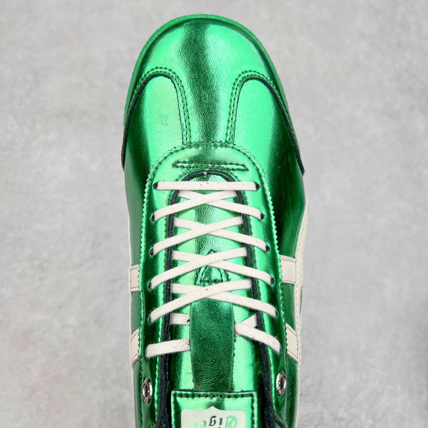 图片[4]-＃C版 Asics Onitsuka Tiger MEXICO 66 亚瑟士鬼冢虎复古经典板鞋 CNY 龙年限定 白红 市场王者选手 海外订单工厂出品 长期生产补货永不断码 超成熟稳定的做工品控 原装全套纸板楦头开发 原汁原味 完美呈现版型 私模正确鞋底咬花纹路 一比一鞋头弧度高度鞋身弧度 绝不口嗨 细节品控鞋型随意秒杀市面 原档咬花纹路私模大底 一个单元有六个三角形 总体形拼接呈现花瓣状 官方四联吊牌 原装Ortholite轻量化鞋垫 原盒原配 质保卡 说明书 钢印防尘纸 纸板中底带钢印 乳胶组合鞋垫 支持全方位的对比专柜 产品从款式颜色造型上体现出追求舒适和细节的完美 鞋类更是推崇手工制作的严谨与完美 融舒适性与可穿性的设计风格 注重细节的完美和别致魅力 既保持稳重 又不失轻松的时尚感 尺码：36 37 37.5 38 39 39.5 40 40.5 41.5 42 42.5 43.5 44 45-选品中心