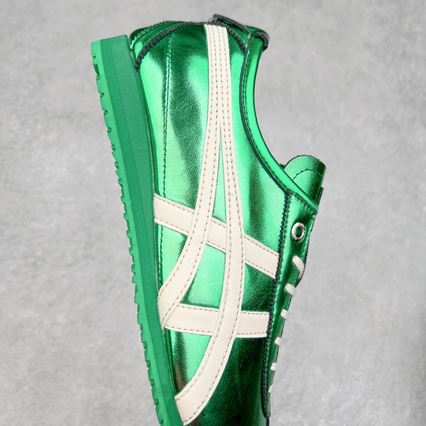 图片[6]-＃C版 Asics Onitsuka Tiger MEXICO 66 亚瑟士鬼冢虎复古经典板鞋 CNY 龙年限定 白红 市场王者选手 海外订单工厂出品 长期生产补货永不断码 超成熟稳定的做工品控 原装全套纸板楦头开发 原汁原味 完美呈现版型 私模正确鞋底咬花纹路 一比一鞋头弧度高度鞋身弧度 绝不口嗨 细节品控鞋型随意秒杀市面 原档咬花纹路私模大底 一个单元有六个三角形 总体形拼接呈现花瓣状 官方四联吊牌 原装Ortholite轻量化鞋垫 原盒原配 质保卡 说明书 钢印防尘纸 纸板中底带钢印 乳胶组合鞋垫 支持全方位的对比专柜 产品从款式颜色造型上体现出追求舒适和细节的完美 鞋类更是推崇手工制作的严谨与完美 融舒适性与可穿性的设计风格 注重细节的完美和别致魅力 既保持稳重 又不失轻松的时尚感 尺码：36 37 37.5 38 39 39.5 40 40.5 41.5 42 42.5 43.5 44 45-选品中心