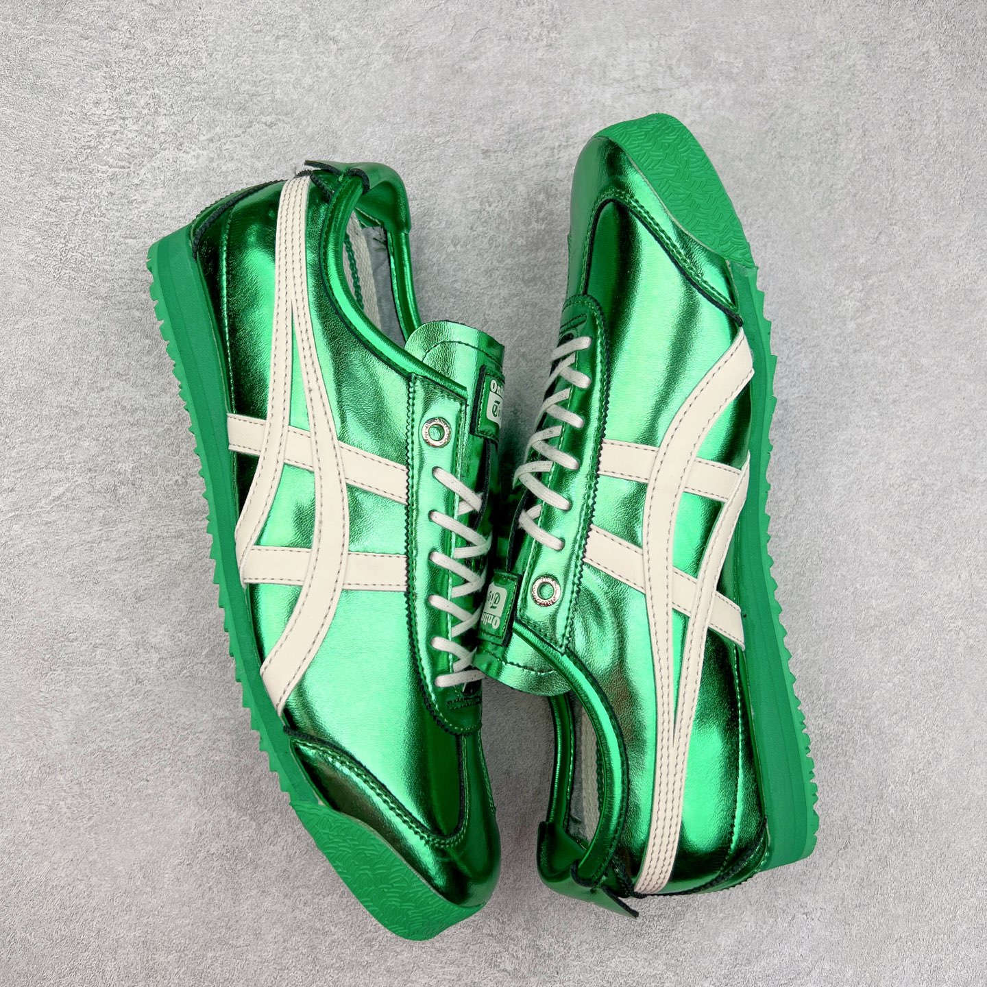 图片[3]-＃C版 Asics Onitsuka Tiger MEXICO 66 亚瑟士鬼冢虎复古经典板鞋 CNY 龙年限定 白红 市场王者选手 海外订单工厂出品 长期生产补货永不断码 超成熟稳定的做工品控 原装全套纸板楦头开发 原汁原味 完美呈现版型 私模正确鞋底咬花纹路 一比一鞋头弧度高度鞋身弧度 绝不口嗨 细节品控鞋型随意秒杀市面 原档咬花纹路私模大底 一个单元有六个三角形 总体形拼接呈现花瓣状 官方四联吊牌 原装Ortholite轻量化鞋垫 原盒原配 质保卡 说明书 钢印防尘纸 纸板中底带钢印 乳胶组合鞋垫 支持全方位的对比专柜 产品从款式颜色造型上体现出追求舒适和细节的完美 鞋类更是推崇手工制作的严谨与完美 融舒适性与可穿性的设计风格 注重细节的完美和别致魅力 既保持稳重 又不失轻松的时尚感 尺码：36 37 37.5 38 39 39.5 40 40.5 41.5 42 42.5 43.5 44 45-选品中心