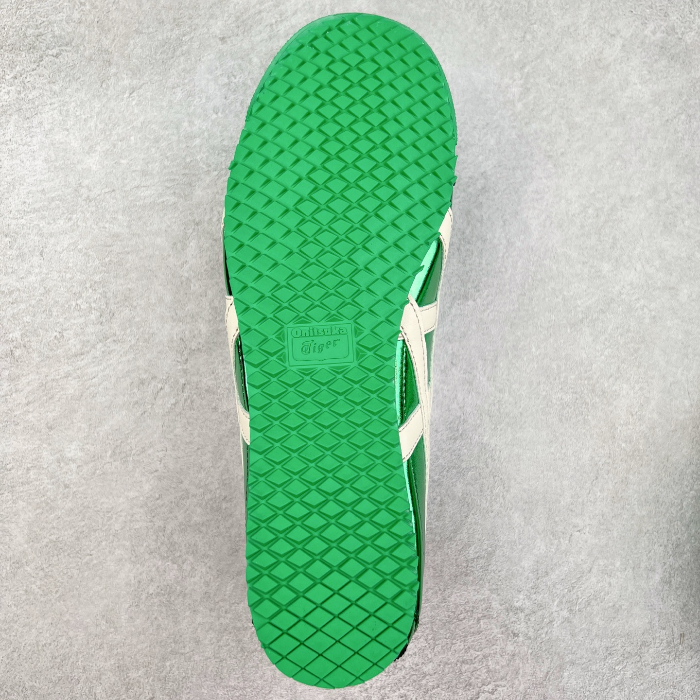 图片[9]-＃C版 Asics Onitsuka Tiger MEXICO 66 亚瑟士鬼冢虎复古经典板鞋 CNY 龙年限定 白红 市场王者选手 海外订单工厂出品 长期生产补货永不断码 超成熟稳定的做工品控 原装全套纸板楦头开发 原汁原味 完美呈现版型 私模正确鞋底咬花纹路 一比一鞋头弧度高度鞋身弧度 绝不口嗨 细节品控鞋型随意秒杀市面 原档咬花纹路私模大底 一个单元有六个三角形 总体形拼接呈现花瓣状 官方四联吊牌 原装Ortholite轻量化鞋垫 原盒原配 质保卡 说明书 钢印防尘纸 纸板中底带钢印 乳胶组合鞋垫 支持全方位的对比专柜 产品从款式颜色造型上体现出追求舒适和细节的完美 鞋类更是推崇手工制作的严谨与完美 融舒适性与可穿性的设计风格 注重细节的完美和别致魅力 既保持稳重 又不失轻松的时尚感 尺码：36 37 37.5 38 39 39.5 40 40.5 41.5 42 42.5 43.5 44 45-选品中心