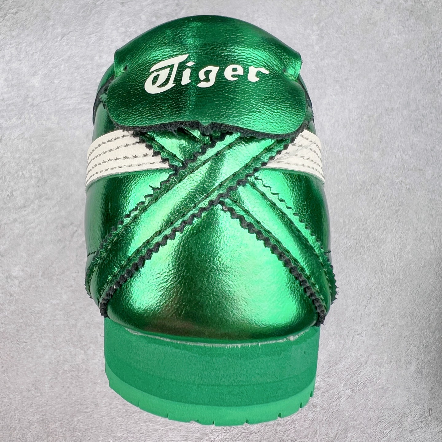 图片[8]-＃C版 Asics Onitsuka Tiger MEXICO 66 亚瑟士鬼冢虎复古经典板鞋 CNY 龙年限定 白红 市场王者选手 海外订单工厂出品 长期生产补货永不断码 超成熟稳定的做工品控 原装全套纸板楦头开发 原汁原味 完美呈现版型 私模正确鞋底咬花纹路 一比一鞋头弧度高度鞋身弧度 绝不口嗨 细节品控鞋型随意秒杀市面 原档咬花纹路私模大底 一个单元有六个三角形 总体形拼接呈现花瓣状 官方四联吊牌 原装Ortholite轻量化鞋垫 原盒原配 质保卡 说明书 钢印防尘纸 纸板中底带钢印 乳胶组合鞋垫 支持全方位的对比专柜 产品从款式颜色造型上体现出追求舒适和细节的完美 鞋类更是推崇手工制作的严谨与完美 融舒适性与可穿性的设计风格 注重细节的完美和别致魅力 既保持稳重 又不失轻松的时尚感 尺码：36 37 37.5 38 39 39.5 40 40.5 41.5 42 42.5 43.5 44 45-选品中心