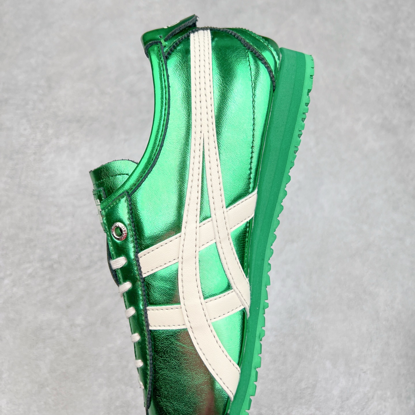 图片[7]-＃C版 Asics Onitsuka Tiger MEXICO 66 亚瑟士鬼冢虎复古经典板鞋 CNY 龙年限定 白红 市场王者选手 海外订单工厂出品 长期生产补货永不断码 超成熟稳定的做工品控 原装全套纸板楦头开发 原汁原味 完美呈现版型 私模正确鞋底咬花纹路 一比一鞋头弧度高度鞋身弧度 绝不口嗨 细节品控鞋型随意秒杀市面 原档咬花纹路私模大底 一个单元有六个三角形 总体形拼接呈现花瓣状 官方四联吊牌 原装Ortholite轻量化鞋垫 原盒原配 质保卡 说明书 钢印防尘纸 纸板中底带钢印 乳胶组合鞋垫 支持全方位的对比专柜 产品从款式颜色造型上体现出追求舒适和细节的完美 鞋类更是推崇手工制作的严谨与完美 融舒适性与可穿性的设计风格 注重细节的完美和别致魅力 既保持稳重 又不失轻松的时尚感 尺码：36 37 37.5 38 39 39.5 40 40.5 41.5 42 42.5 43.5 44 45-选品中心