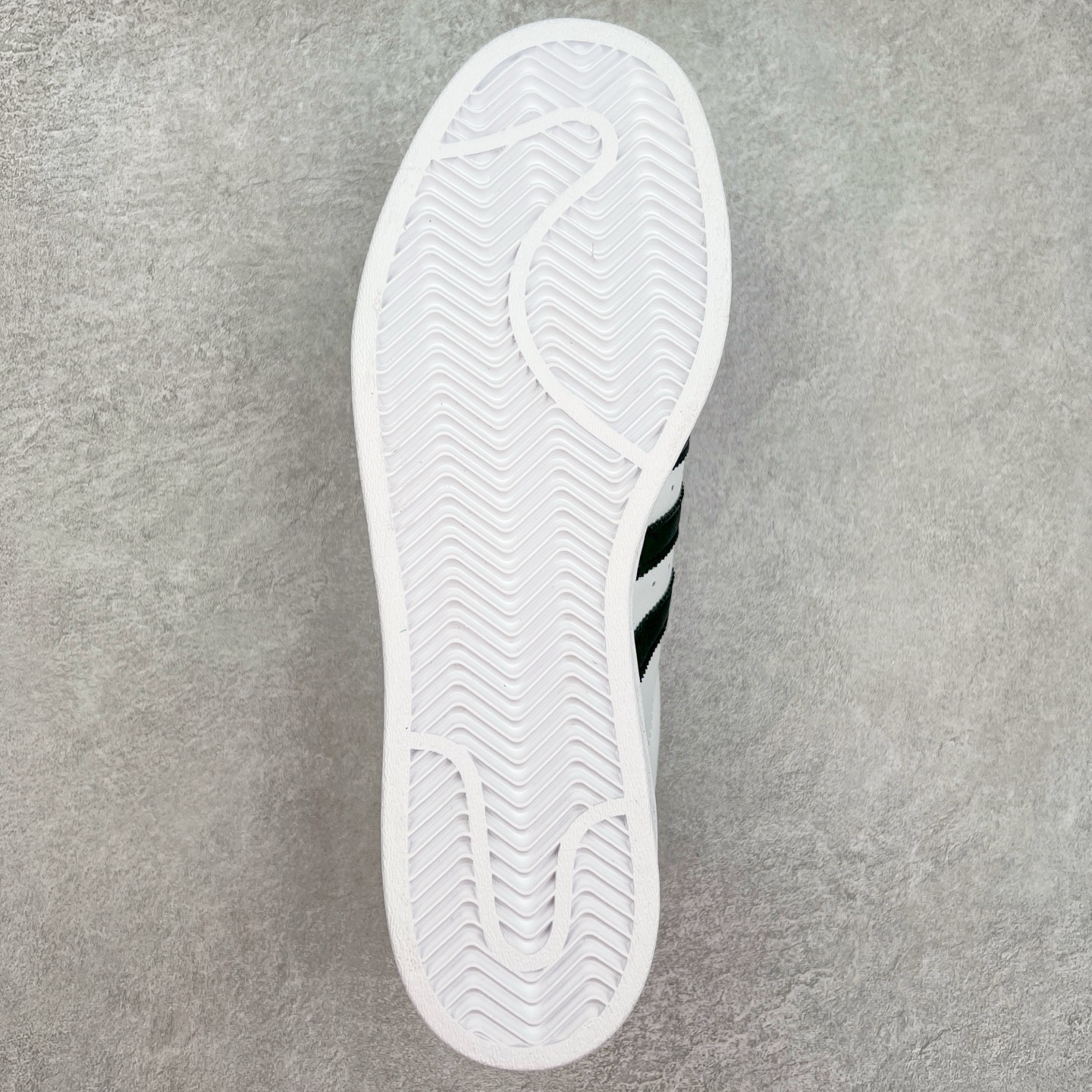 图片[9]-AD Originals Superstar 经典复古贝壳头板鞋 IH8659 诞生于1969年 是第一双将全皮面鞋 身与橡胶鞋头结合在一起的低帮篮球鞋 Superstar最开始 是作为高帮篮球鞋Pro Model的低帮版本而出现的 但因为其独特和醒目的橡胶鞋头造型而让大家熟知 被大家形象地称为\\\”shelltoe\\\”贝壳头 在70年代的美国职业篮球场上 接近3/4的NBA球员都将这双Superstar作为场上用鞋 80年代之后 经过不断的改良和发展 Superstar逐渐成为横跨时装、音乐、街头文化、休闲和运动等各大领域的时尚潮鞋 尺码：36 36.5 37 38 38.5 39 40 40.5 41 42 42.5 43 44 44.5 45-选品中心