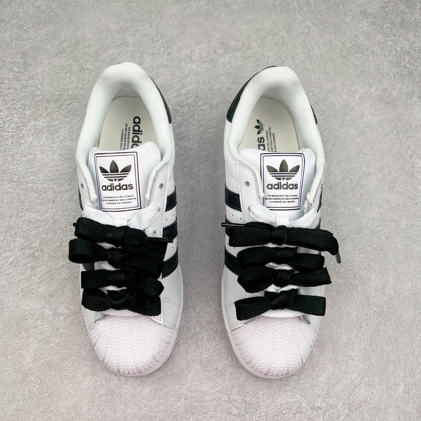 图片[2]-AD Originals Superstar 经典复古贝壳头板鞋 IH8659 诞生于1969年 是第一双将全皮面鞋 身与橡胶鞋头结合在一起的低帮篮球鞋 Superstar最开始 是作为高帮篮球鞋Pro Model的低帮版本而出现的 但因为其独特和醒目的橡胶鞋头造型而让大家熟知 被大家形象地称为\\\”shelltoe\\\”贝壳头 在70年代的美国职业篮球场上 接近3/4的NBA球员都将这双Superstar作为场上用鞋 80年代之后 经过不断的改良和发展 Superstar逐渐成为横跨时装、音乐、街头文化、休闲和运动等各大领域的时尚潮鞋 尺码：36 36.5 37 38 38.5 39 40 40.5 41 42 42.5 43 44 44.5 45-选品中心