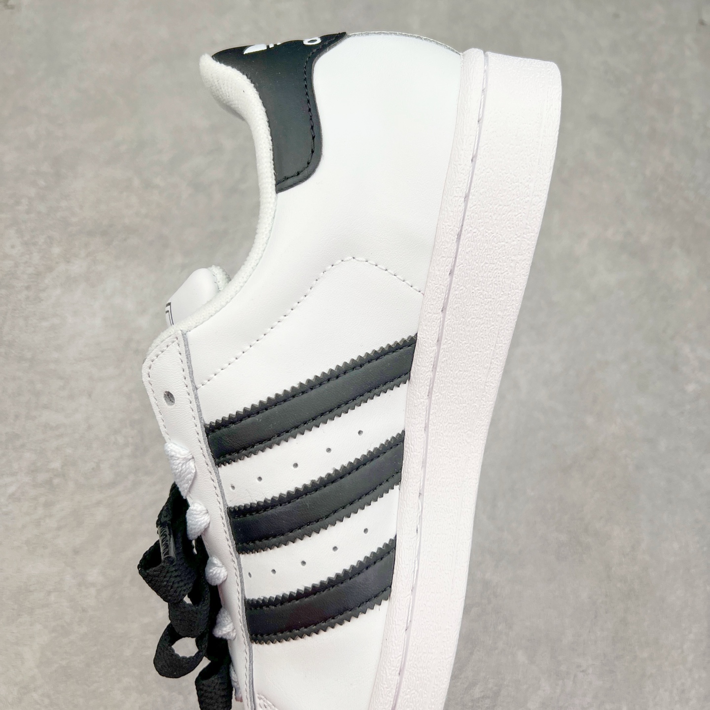 图片[7]-AD Originals Superstar 经典复古贝壳头板鞋 IH8659 诞生于1969年 是第一双将全皮面鞋 身与橡胶鞋头结合在一起的低帮篮球鞋 Superstar最开始 是作为高帮篮球鞋Pro Model的低帮版本而出现的 但因为其独特和醒目的橡胶鞋头造型而让大家熟知 被大家形象地称为\\\”shelltoe\\\”贝壳头 在70年代的美国职业篮球场上 接近3/4的NBA球员都将这双Superstar作为场上用鞋 80年代之后 经过不断的改良和发展 Superstar逐渐成为横跨时装、音乐、街头文化、休闲和运动等各大领域的时尚潮鞋 尺码：36 36.5 37 38 38.5 39 40 40.5 41 42 42.5 43 44 44.5 45-选品中心