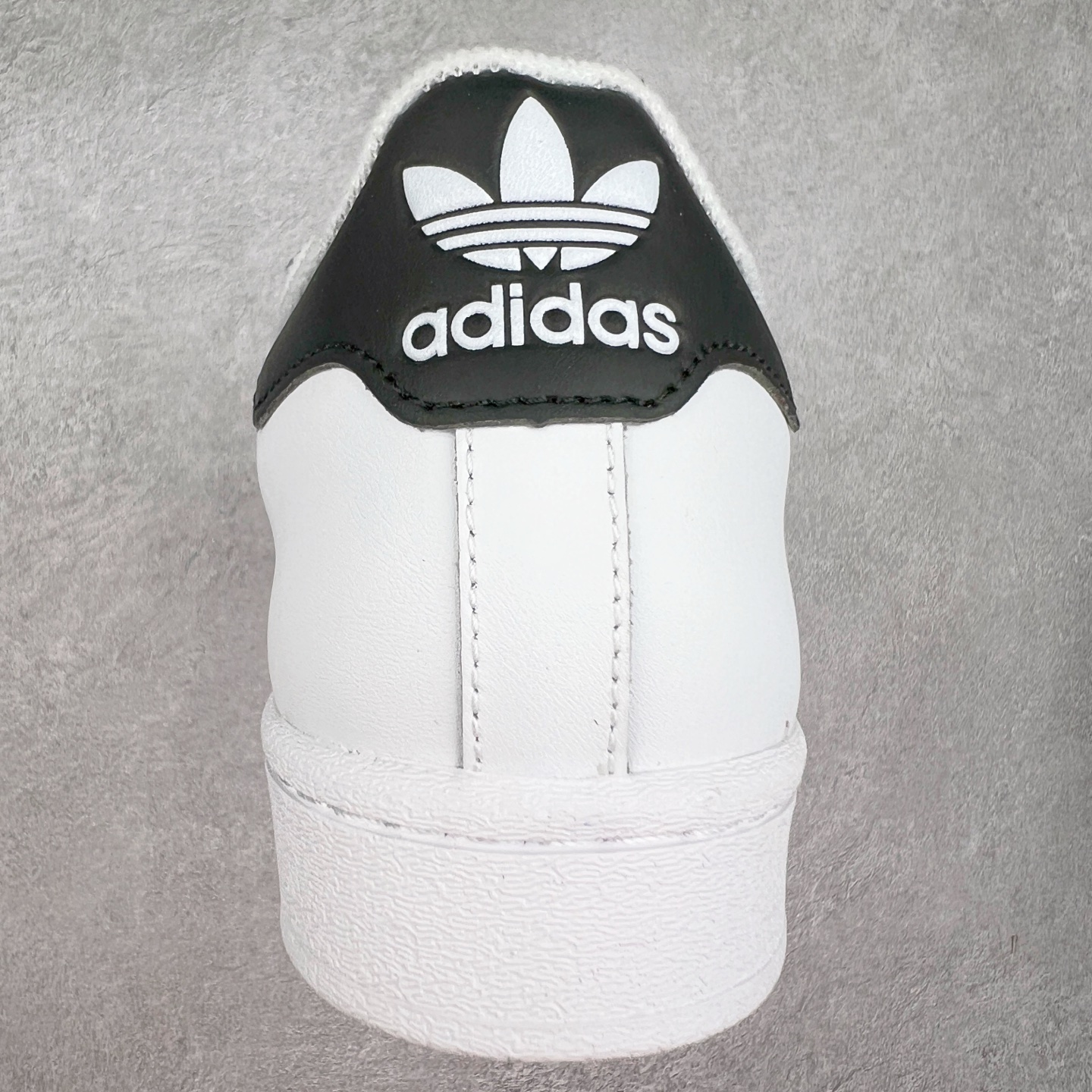 图片[8]-AD Originals Superstar 经典复古贝壳头板鞋 IH8659 诞生于1969年 是第一双将全皮面鞋 身与橡胶鞋头结合在一起的低帮篮球鞋 Superstar最开始 是作为高帮篮球鞋Pro Model的低帮版本而出现的 但因为其独特和醒目的橡胶鞋头造型而让大家熟知 被大家形象地称为\\\”shelltoe\\\”贝壳头 在70年代的美国职业篮球场上 接近3/4的NBA球员都将这双Superstar作为场上用鞋 80年代之后 经过不断的改良和发展 Superstar逐渐成为横跨时装、音乐、街头文化、休闲和运动等各大领域的时尚潮鞋 尺码：36 36.5 37 38 38.5 39 40 40.5 41 42 42.5 43 44 44.5 45-选品中心