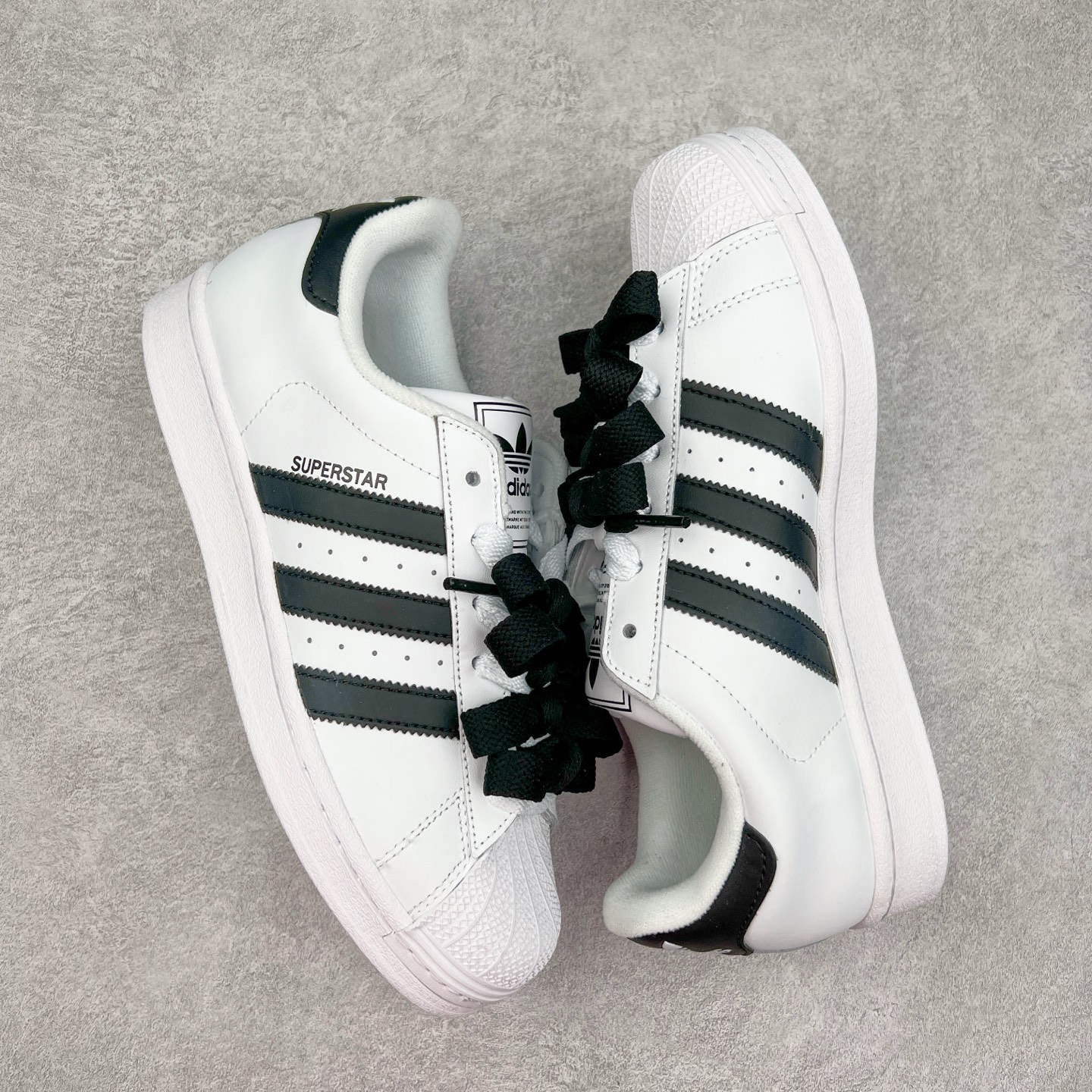 图片[3]-AD Originals Superstar 经典复古贝壳头板鞋 IH8659 诞生于1969年 是第一双将全皮面鞋 身与橡胶鞋头结合在一起的低帮篮球鞋 Superstar最开始 是作为高帮篮球鞋Pro Model的低帮版本而出现的 但因为其独特和醒目的橡胶鞋头造型而让大家熟知 被大家形象地称为\\\”shelltoe\\\”贝壳头 在70年代的美国职业篮球场上 接近3/4的NBA球员都将这双Superstar作为场上用鞋 80年代之后 经过不断的改良和发展 Superstar逐渐成为横跨时装、音乐、街头文化、休闲和运动等各大领域的时尚潮鞋 尺码：36 36.5 37 38 38.5 39 40 40.5 41 42 42.5 43 44 44.5 45-选品中心