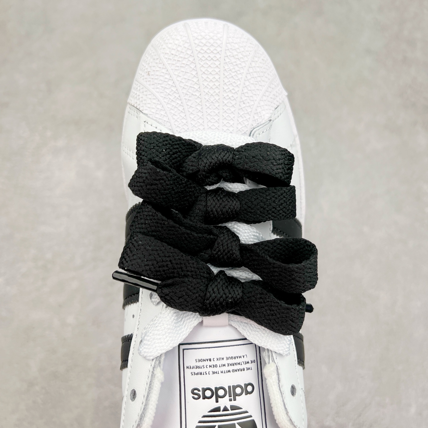 图片[4]-AD Originals Superstar 经典复古贝壳头板鞋 IH8659 诞生于1969年 是第一双将全皮面鞋 身与橡胶鞋头结合在一起的低帮篮球鞋 Superstar最开始 是作为高帮篮球鞋Pro Model的低帮版本而出现的 但因为其独特和醒目的橡胶鞋头造型而让大家熟知 被大家形象地称为\\\”shelltoe\\\”贝壳头 在70年代的美国职业篮球场上 接近3/4的NBA球员都将这双Superstar作为场上用鞋 80年代之后 经过不断的改良和发展 Superstar逐渐成为横跨时装、音乐、街头文化、休闲和运动等各大领域的时尚潮鞋 尺码：36 36.5 37 38 38.5 39 40 40.5 41 42 42.5 43 44 44.5 45-选品中心