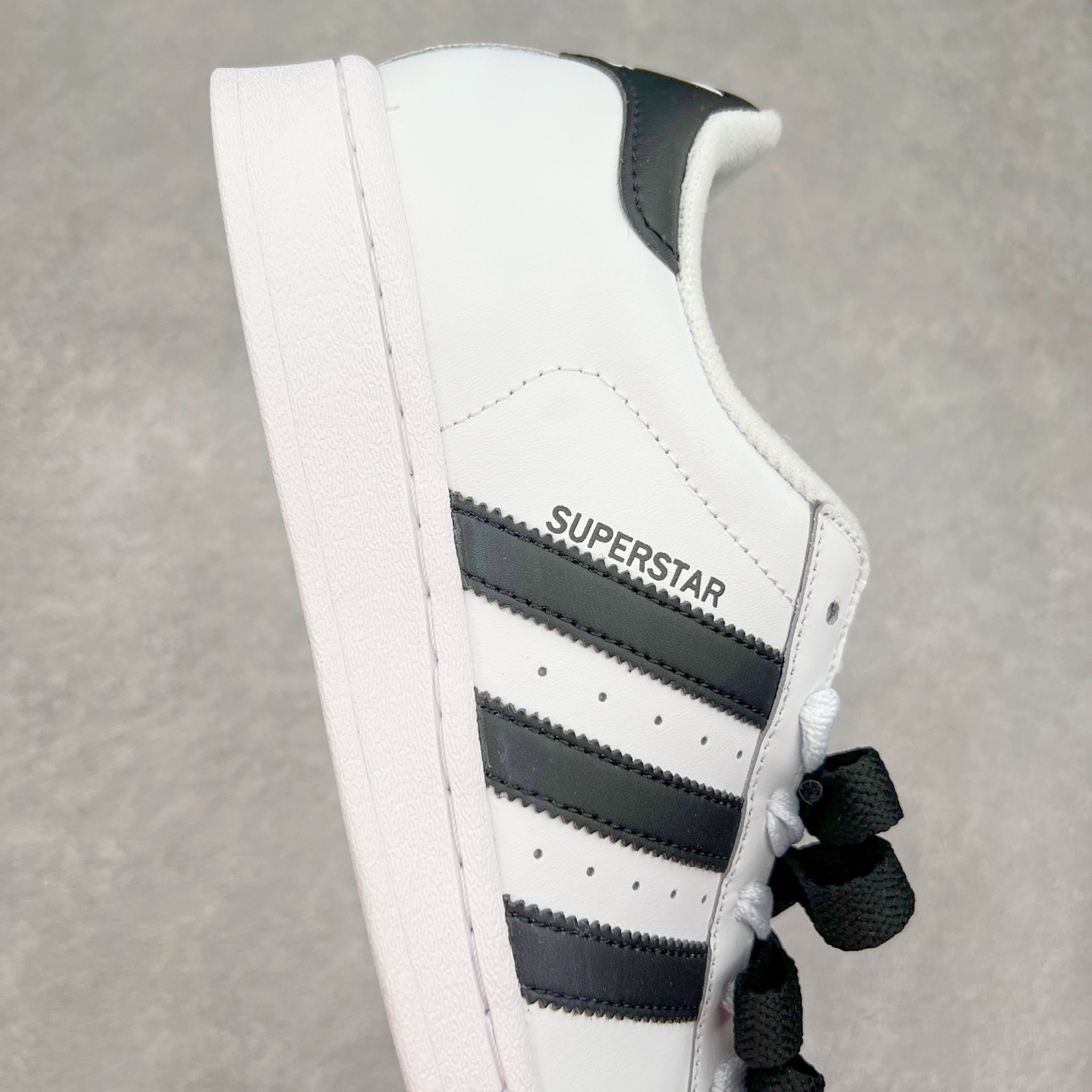 图片[6]-AD Originals Superstar 经典复古贝壳头板鞋 IH8659 诞生于1969年 是第一双将全皮面鞋 身与橡胶鞋头结合在一起的低帮篮球鞋 Superstar最开始 是作为高帮篮球鞋Pro Model的低帮版本而出现的 但因为其独特和醒目的橡胶鞋头造型而让大家熟知 被大家形象地称为\\\”shelltoe\\\”贝壳头 在70年代的美国职业篮球场上 接近3/4的NBA球员都将这双Superstar作为场上用鞋 80年代之后 经过不断的改良和发展 Superstar逐渐成为横跨时装、音乐、街头文化、休闲和运动等各大领域的时尚潮鞋 尺码：36 36.5 37 38 38.5 39 40 40.5 41 42 42.5 43 44 44.5 45-选品中心