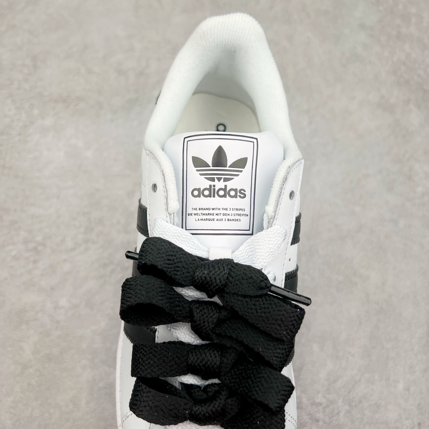 图片[5]-AD Originals Superstar 经典复古贝壳头板鞋 IH8659 诞生于1969年 是第一双将全皮面鞋 身与橡胶鞋头结合在一起的低帮篮球鞋 Superstar最开始 是作为高帮篮球鞋Pro Model的低帮版本而出现的 但因为其独特和醒目的橡胶鞋头造型而让大家熟知 被大家形象地称为\\\”shelltoe\\\”贝壳头 在70年代的美国职业篮球场上 接近3/4的NBA球员都将这双Superstar作为场上用鞋 80年代之后 经过不断的改良和发展 Superstar逐渐成为横跨时装、音乐、街头文化、休闲和运动等各大领域的时尚潮鞋 尺码：36 36.5 37 38 38.5 39 40 40.5 41 42 42.5 43 44 44.5 45-选品中心