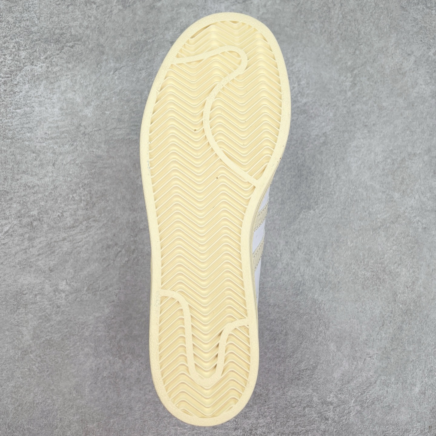 图片[9]-AD Originals Superstar 经典复古贝壳头板鞋 ID4675 诞生于1969年 是第一双将全皮面鞋 身与橡胶鞋头结合在一起的低帮篮球鞋 Superstar最开始 是作为高帮篮球鞋Pro Model的低帮版本而出现的 但因为其独特和醒目的橡胶鞋头造型而让大家熟知 被大家形象地称为\\\”shelltoe\\\”贝壳头 在70年代的美国职业篮球场上 接近3/4的NBA球员都将这双Superstar作为场上用鞋 80年代之后 经过不断的改良和发展 Superstar逐渐成为横跨时装、音乐、街头文化、休闲和运动等各大领域的时尚潮鞋 尺码：36 36.5 37 38 38.5 39 40 40.5 41 42 42.5 43 44 44.5 45-选品中心