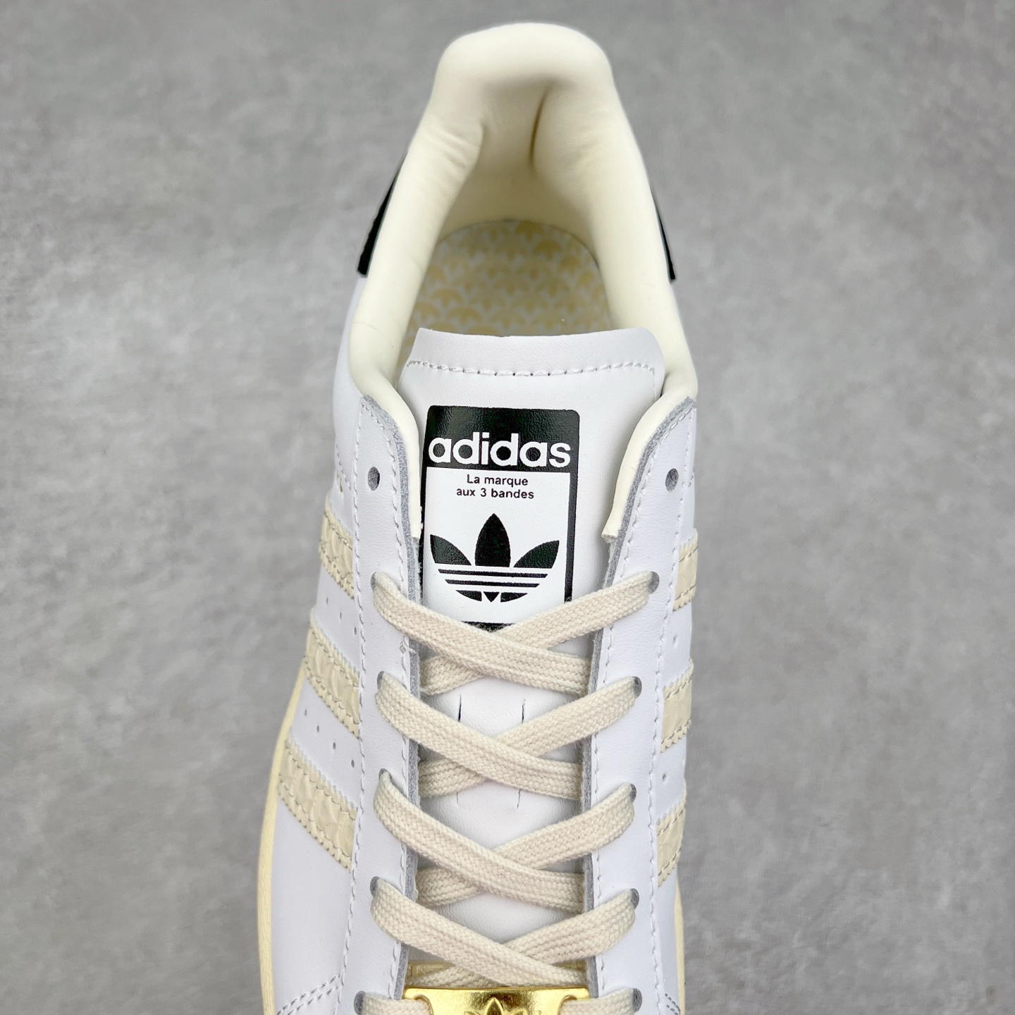 图片[5]-AD Originals Superstar 经典复古贝壳头板鞋 ID4675 诞生于1969年 是第一双将全皮面鞋 身与橡胶鞋头结合在一起的低帮篮球鞋 Superstar最开始 是作为高帮篮球鞋Pro Model的低帮版本而出现的 但因为其独特和醒目的橡胶鞋头造型而让大家熟知 被大家形象地称为\\\”shelltoe\\\”贝壳头 在70年代的美国职业篮球场上 接近3/4的NBA球员都将这双Superstar作为场上用鞋 80年代之后 经过不断的改良和发展 Superstar逐渐成为横跨时装、音乐、街头文化、休闲和运动等各大领域的时尚潮鞋 尺码：36 36.5 37 38 38.5 39 40 40.5 41 42 42.5 43 44 44.5 45-选品中心