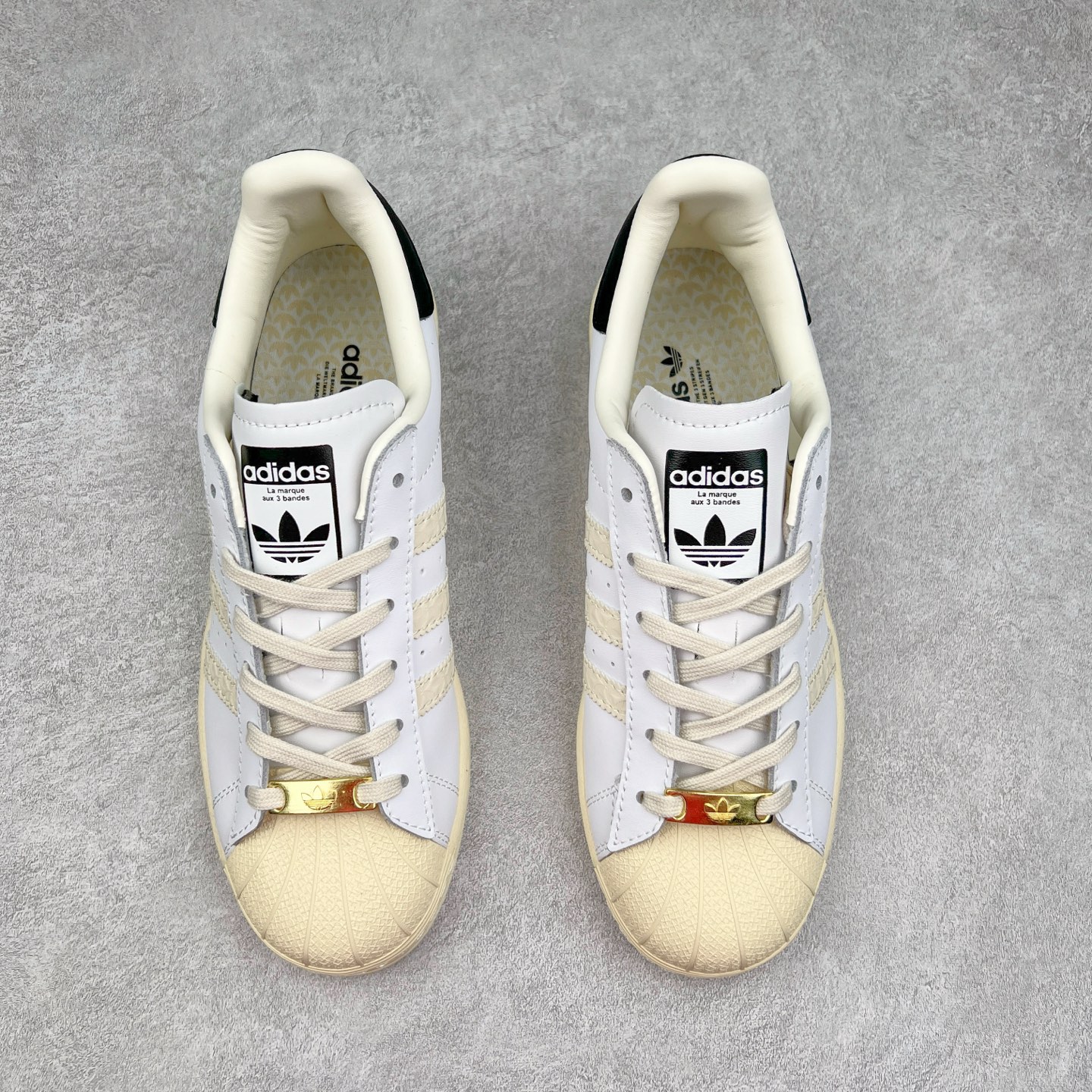 图片[2]-AD Originals Superstar 经典复古贝壳头板鞋 ID4675 诞生于1969年 是第一双将全皮面鞋 身与橡胶鞋头结合在一起的低帮篮球鞋 Superstar最开始 是作为高帮篮球鞋Pro Model的低帮版本而出现的 但因为其独特和醒目的橡胶鞋头造型而让大家熟知 被大家形象地称为\\\”shelltoe\\\”贝壳头 在70年代的美国职业篮球场上 接近3/4的NBA球员都将这双Superstar作为场上用鞋 80年代之后 经过不断的改良和发展 Superstar逐渐成为横跨时装、音乐、街头文化、休闲和运动等各大领域的时尚潮鞋 尺码：36 36.5 37 38 38.5 39 40 40.5 41 42 42.5 43 44 44.5 45-选品中心