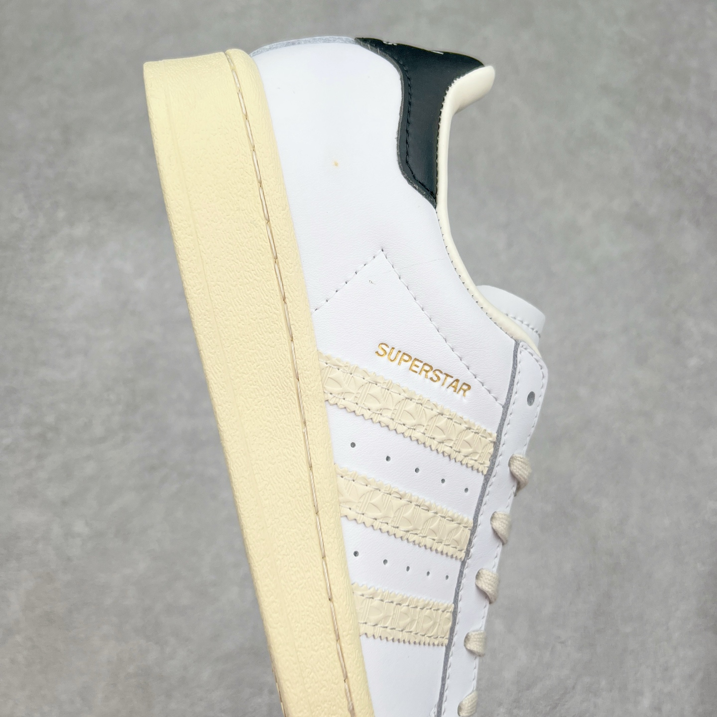 图片[6]-AD Originals Superstar 经典复古贝壳头板鞋 ID4675 诞生于1969年 是第一双将全皮面鞋 身与橡胶鞋头结合在一起的低帮篮球鞋 Superstar最开始 是作为高帮篮球鞋Pro Model的低帮版本而出现的 但因为其独特和醒目的橡胶鞋头造型而让大家熟知 被大家形象地称为\\\”shelltoe\\\”贝壳头 在70年代的美国职业篮球场上 接近3/4的NBA球员都将这双Superstar作为场上用鞋 80年代之后 经过不断的改良和发展 Superstar逐渐成为横跨时装、音乐、街头文化、休闲和运动等各大领域的时尚潮鞋 尺码：36 36.5 37 38 38.5 39 40 40.5 41 42 42.5 43 44 44.5 45-选品中心